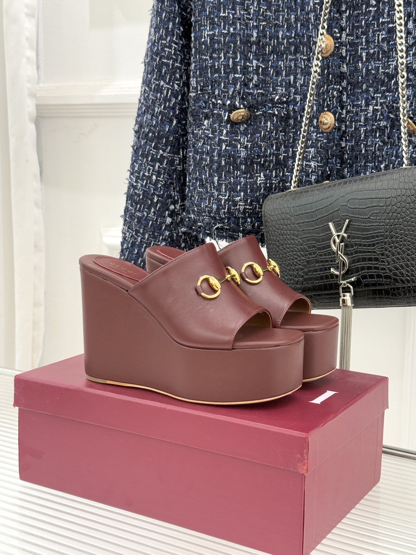 NO:721488,Gucci/Gucci 26WF new horsebit thick sole wedge fish mouth slippers combine equestrian genes to create a sense of summer relaxation. The iconic light gold horse bit is embellished on the shoe body to replicate the brand's classic recognition. The thick sole design forms a subtle balance between retro and modern. The fish mouth opening and exposed toes make you look slimmer and reveal a lazy and sexy look. The 10cm gold wedge heel + thick sole structure not only elongates the leg line to create the illusion of long legs, but also distributes the force through a reasonable slope.  You won’t get tired after walking for a long time. Whether it is commuter suit pants, casual denim or a holiday floral skirt, it can be seamlessly adapted, combining Italian luxury and summer comfort, becoming the finishing touch of low-key elegance in the look. The fabric is made of imported open-edge beaded cowhide, and the lining of the toes is sheepskin. Original molded custom foam outsole size 35-39 (customized at 40/41/42)  No. 90420260204,slippers,gucci,gucci,slippers,skirts,business suit,cowhide,sheepskin,gold19860909Gucci/古驰26WF新品马衔扣厚底 坡跟鱼嘴拖鞋 以马术基因碰撞夏日松弛感. 标志性浅金马衔扣缀于鞋身 复刻品牌经典辨识度 与厚底设计形成复古与摩登的巧妙平衡. 鱼嘴开口露趾显瘦 流露慵懒性感. 10cm黄金坡跟+厚底结构 既拉长腿部线条打造大长腿视觉 又通过合理坡度分散受力 久走不累. 无论是通勤西装裤休闲牛仔装 还是度假碎花裙、皆能无缝适配 让意式奢华与夏日舒适兼得 成为造型中低调显贵的点睛之笔. 面料采用进口开边珠牛皮 内里踮脚均为羊皮 原版开模定制发泡大底 size35-39（40/41/42定制） 编号90420260204,拖鞋,gucci,gucci,slippers,skirts,business suit,cowhide,sheepskin,gold,Women's Shoes