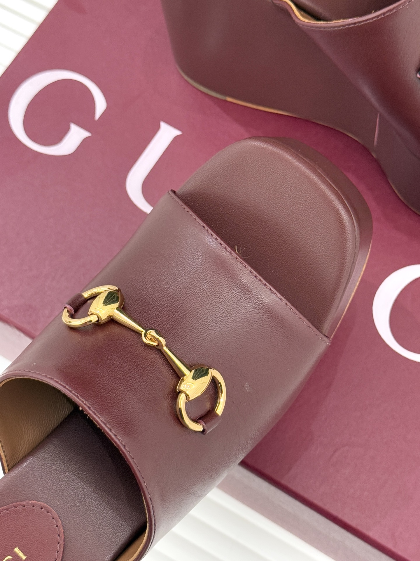 Gucci/古驰26WF新品马衔扣厚底坡跟鱼嘴拖鞋以马术基因碰撞夏日松弛感。标志性浅金马衔扣缀于鞋身复刻