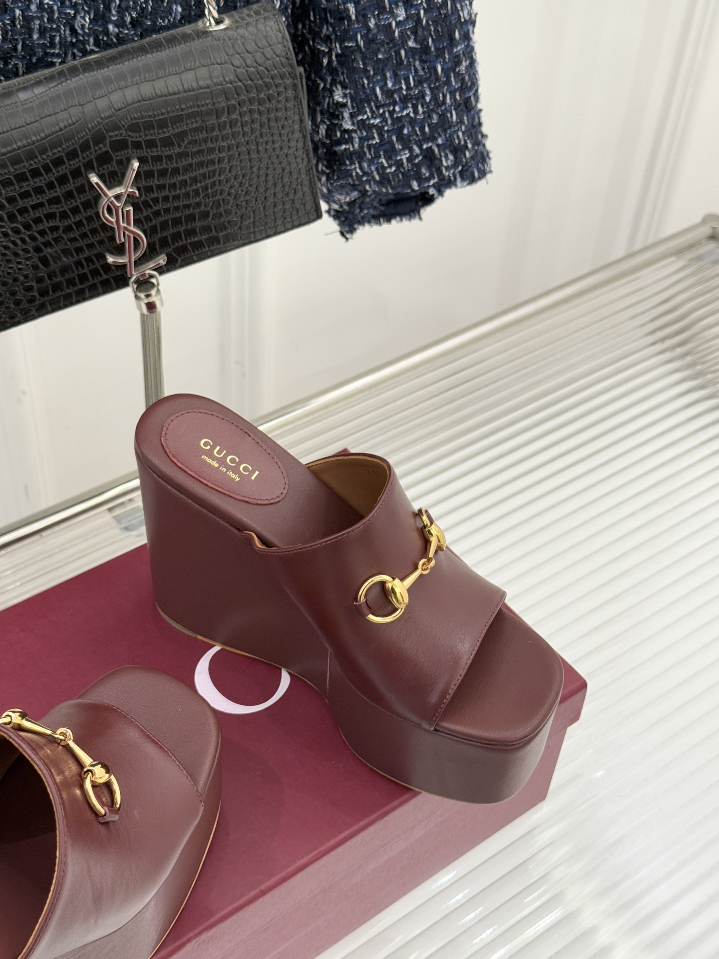 Gucci/古驰26WF新品马衔扣厚底坡跟鱼嘴拖鞋以马术基因碰撞夏日松弛感。标志性浅金马衔扣缀于鞋身复刻