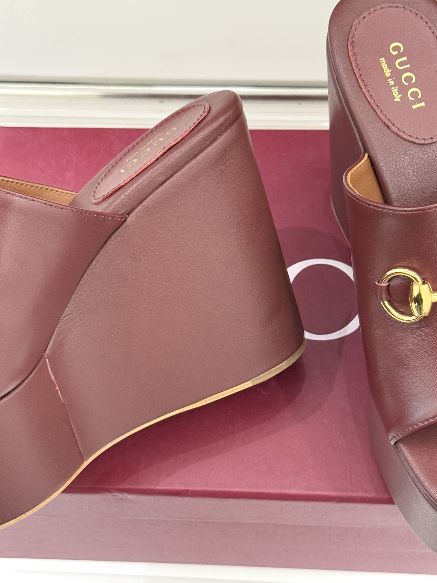 Gucci/古驰26WF新品马衔扣厚底坡跟鱼嘴拖鞋以马术基因碰撞夏日松弛感。标志性浅金马衔扣缀于鞋身复刻