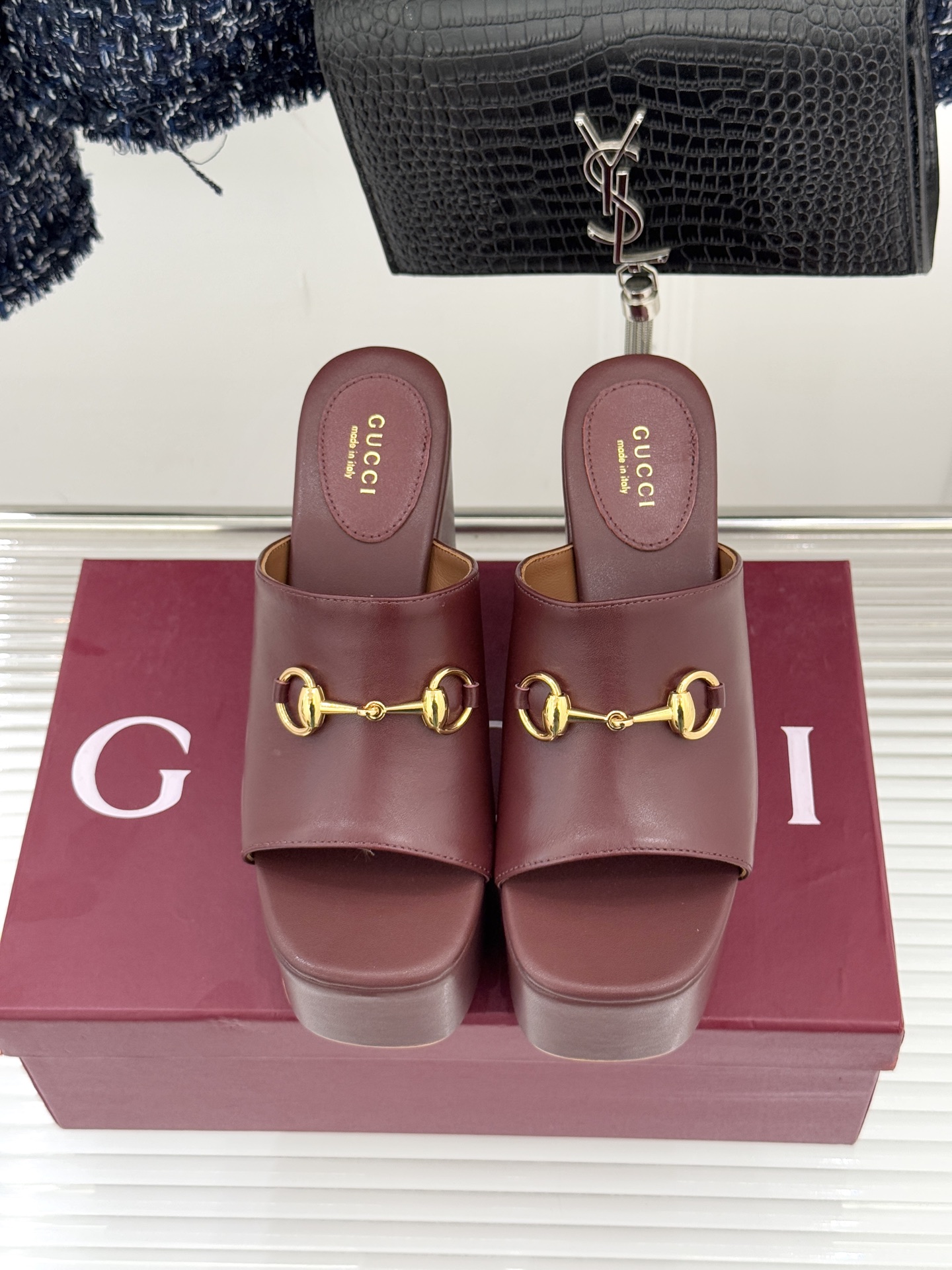 Gucci/古驰26WF新品马衔扣厚底坡跟鱼嘴拖鞋以马术基因碰撞夏日松弛感。标志性浅金马衔扣缀于鞋身复刻