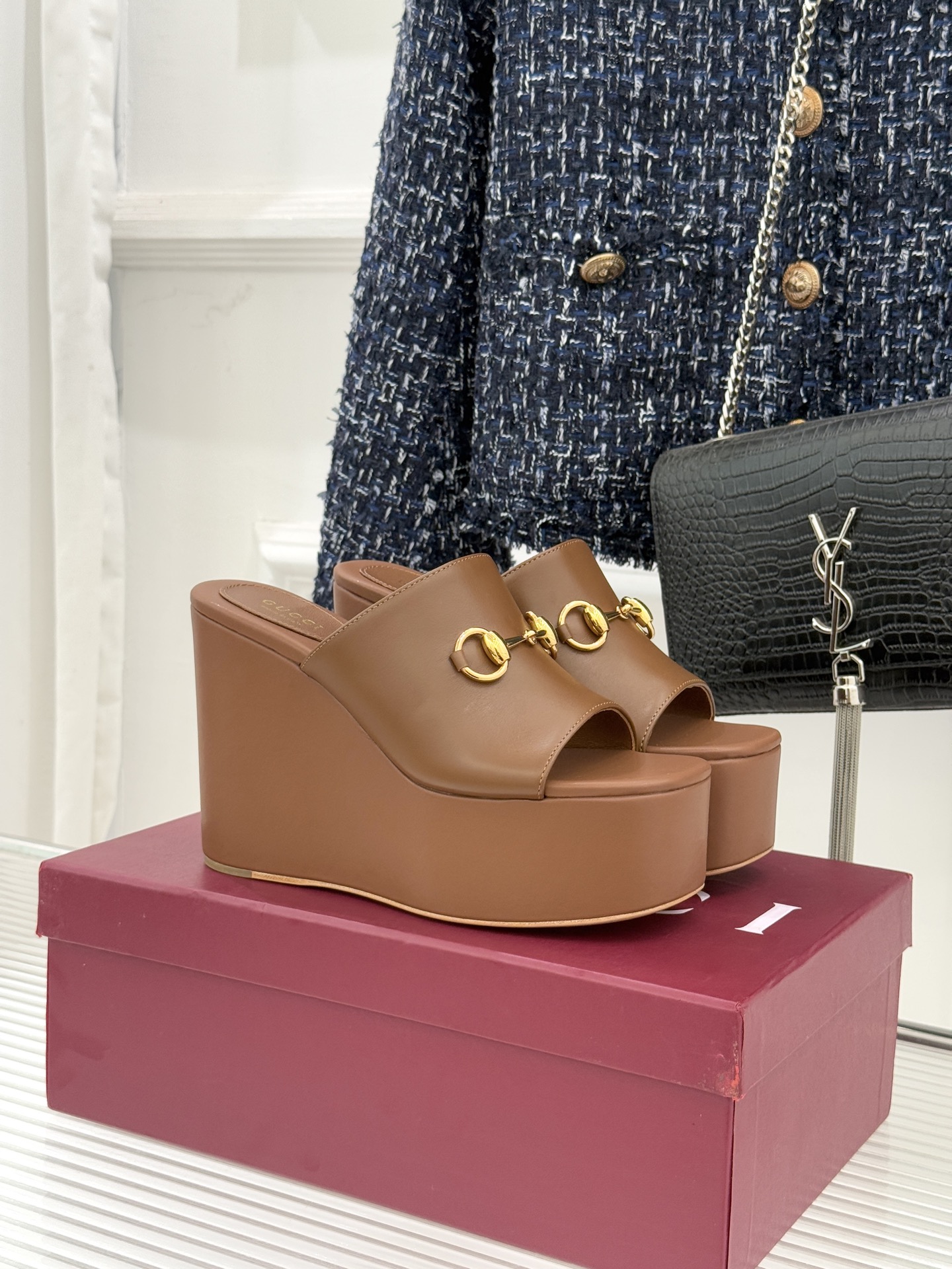 NO:721494,Gucci/Gucci 26WF new horsebit thick sole wedge fish mouth slippers combine equestrian genes to create a sense of summer relaxation. The iconic light gold horse bit is embellished on the shoe body to replicate the brand's classic recognition. The thick sole design forms a subtle balance between retro and modern. The fish mouth opening and exposed toes make you look slimmer and reveal a lazy and sexy look. The 10cm gold wedge heel + thick sole structure not only elongates the leg line to create the illusion of long legs, but also distributes the force through a reasonable slope.  You won’t feel tired after walking for a long time. Whether it’s commuting suit pants, casual denim, or a holiday floral skirt, it can be seamlessly matched, combining Italian luxury and summer comfort, becoming the finishing touch of low-key elegance in the style. The fabric is made of imported open-edge beaded cowhide, and the lining and toes are all sheepskin. The original open-molded custom foam outsole size 35-39 (customized on 40/41/42) Gucci/Gucci 26WF new horsebit thick sole wedge fish mouth slippers  Equestrian genes collide with summer relaxation. The iconic light gold horsebit is embellished on the shoe body, replicating the brand's classic recognition, and the thick-soled design forms a subtle balance between retro and modern. The fish-mouth opening opens the toes to look slimmer and reveals a lazy and sexy look. The 10cm gold wedge + thick-soled structure not only elongates the leg line to create the illusion of long legs, but also distributes the force through a reasonable slope so that you will not get tired after walking for a long time. Whether it is commuter suit pants, casual denim or a holiday floral skirt, it can be seamlessly adapted.  Combining Italian luxury with summer comfort, it becomes the finishing touch of low-key elegance in the style. The fabric is made of imported open-edge beaded cowhide. The inner tiptoe is made of sheepskin. The original molded custom foam outsole size35-39 (customized on 40/41/42) No. 90420260204, slippers, gucci, gucci, slippers, skirts, business suit, cowhide, sheepskin, gold19860909Gucci/古驰26WF新品马衔扣厚底 坡跟鱼嘴拖鞋 以马术基因碰撞夏日松弛感. 标志性浅金马衔扣缀于鞋身 复刻品牌经典辨识度 与厚底设计形成复古与摩登的巧妙平衡. 鱼嘴开口露趾显瘦 流露慵懒性感. 10cm黄金坡跟+厚底结构 既拉长腿部线条打造大长腿视觉 又通过合理坡度分散受力 久走不累. 无论是通勤西装裤休闲牛仔装 还是度假碎花裙、皆能无缝适配 让意式奢华与夏日舒适兼得 成为造型中低调显贵的点睛之笔. 面料采用进口开边珠牛皮 内里踮脚均为羊皮 原版开模定制发泡大底 size35-39（40/41/42定制） Gucci/古驰26WF新品马衔扣厚底 坡跟鱼嘴拖鞋 以马术基因碰撞夏日松弛感. 标志性浅金马衔扣缀于鞋身 复刻品牌经典辨识度 与厚底设计形成复古与摩登的巧妙平衡. 鱼嘴开口露趾显瘦 流露慵懒性感. 10cm黄金坡跟+厚底结构 既拉长腿部线条打造大长腿视觉 又通过合理坡度分散受力 久走不累. 无论是通勤西装裤休闲牛仔装 还是度假碎花裙、皆能无缝适配 让意式奢华与夏日舒适兼得 成为造型中低调显贵的点睛之笔. 面料采用进口开边珠牛皮 内里踮脚均为羊皮 原版开模定制发泡大底 size35-39（40/41/42定制） 编号90420260204,拖鞋,gucci,gucci,slippers,skirts,business suit,cowhide,sheepskin,gold,Women's Shoes