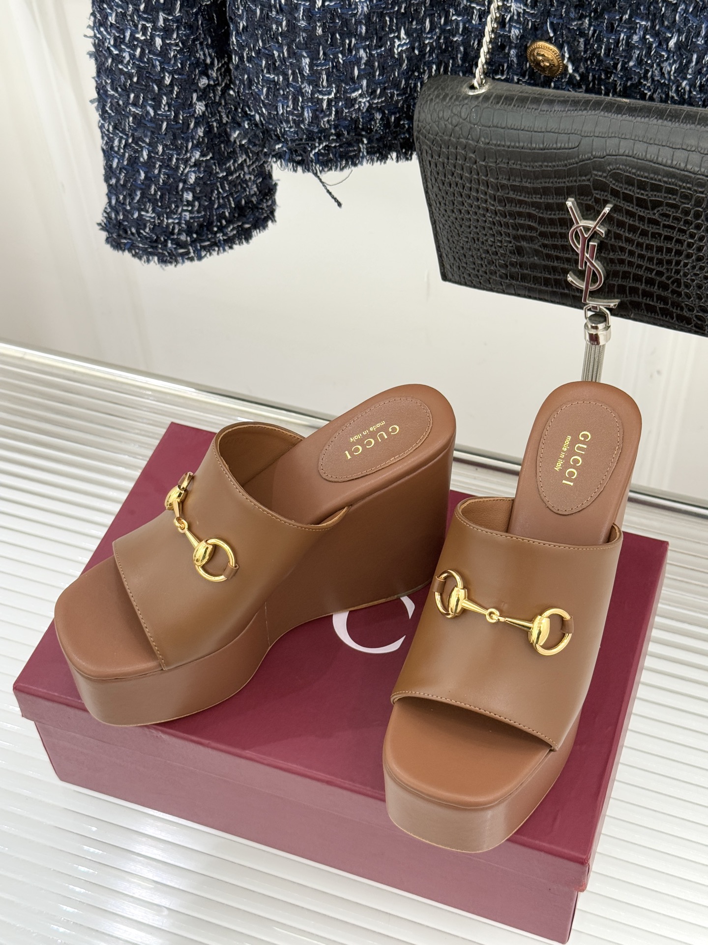 Gucci/古驰26WF新品马衔扣厚底坡跟鱼嘴拖鞋以马术基因碰撞夏日松弛感。标志性浅金马衔扣缀于鞋身复刻