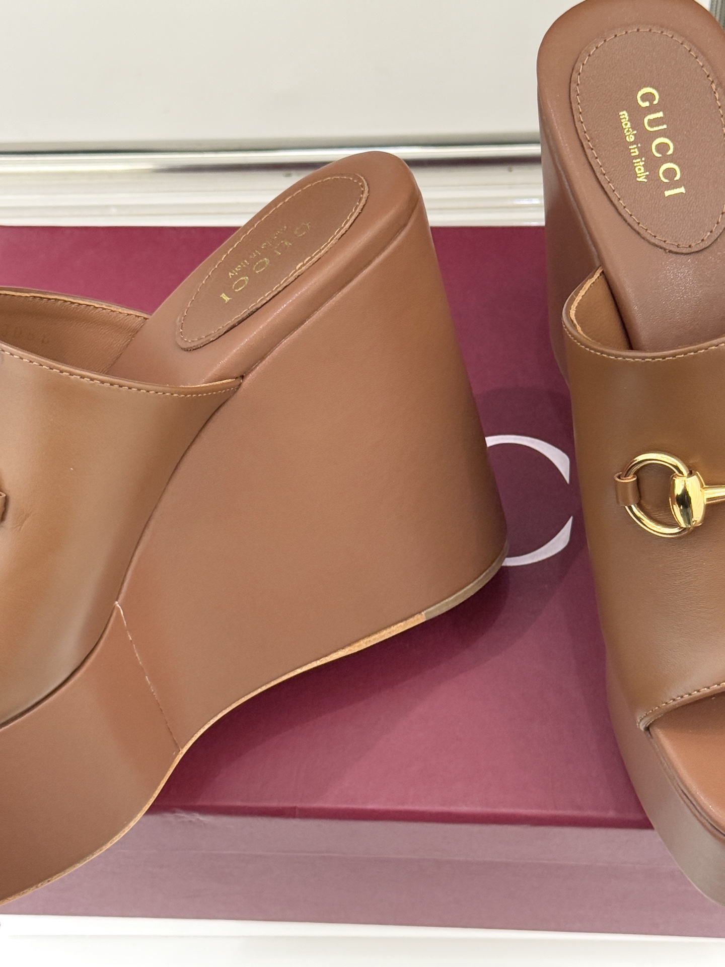 Gucci/古驰26WF新品马衔扣厚底坡跟鱼嘴拖鞋以马术基因碰撞夏日松弛感。标志性浅金马衔扣缀于鞋身复刻