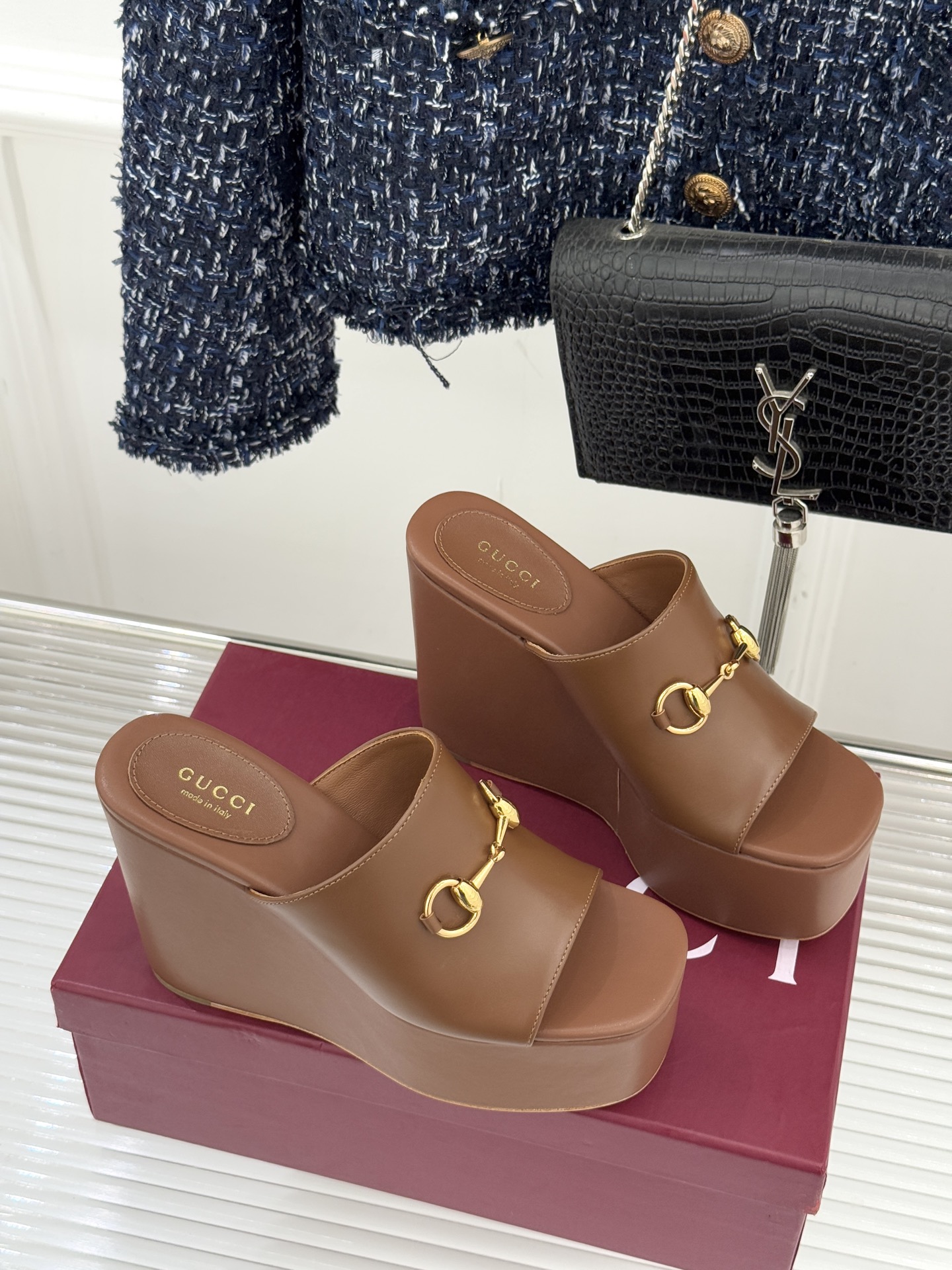 Gucci/古驰26WF新品马衔扣厚底坡跟鱼嘴拖鞋以马术基因碰撞夏日松弛感。标志性浅金马衔扣缀于鞋身复刻