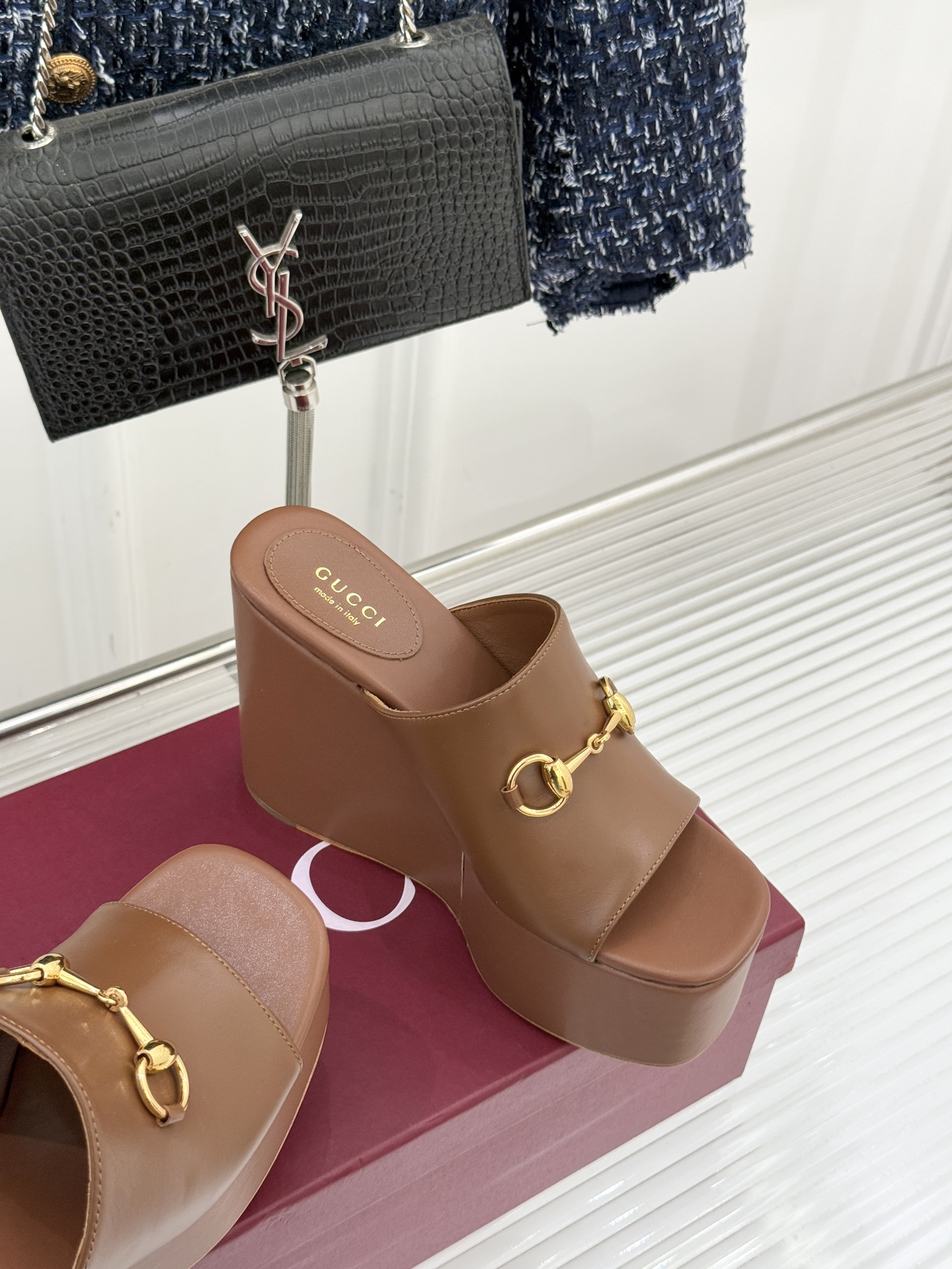 Gucci/古驰26WF新品马衔扣厚底坡跟鱼嘴拖鞋以马术基因碰撞夏日松弛感。标志性浅金马衔扣缀于鞋身复刻