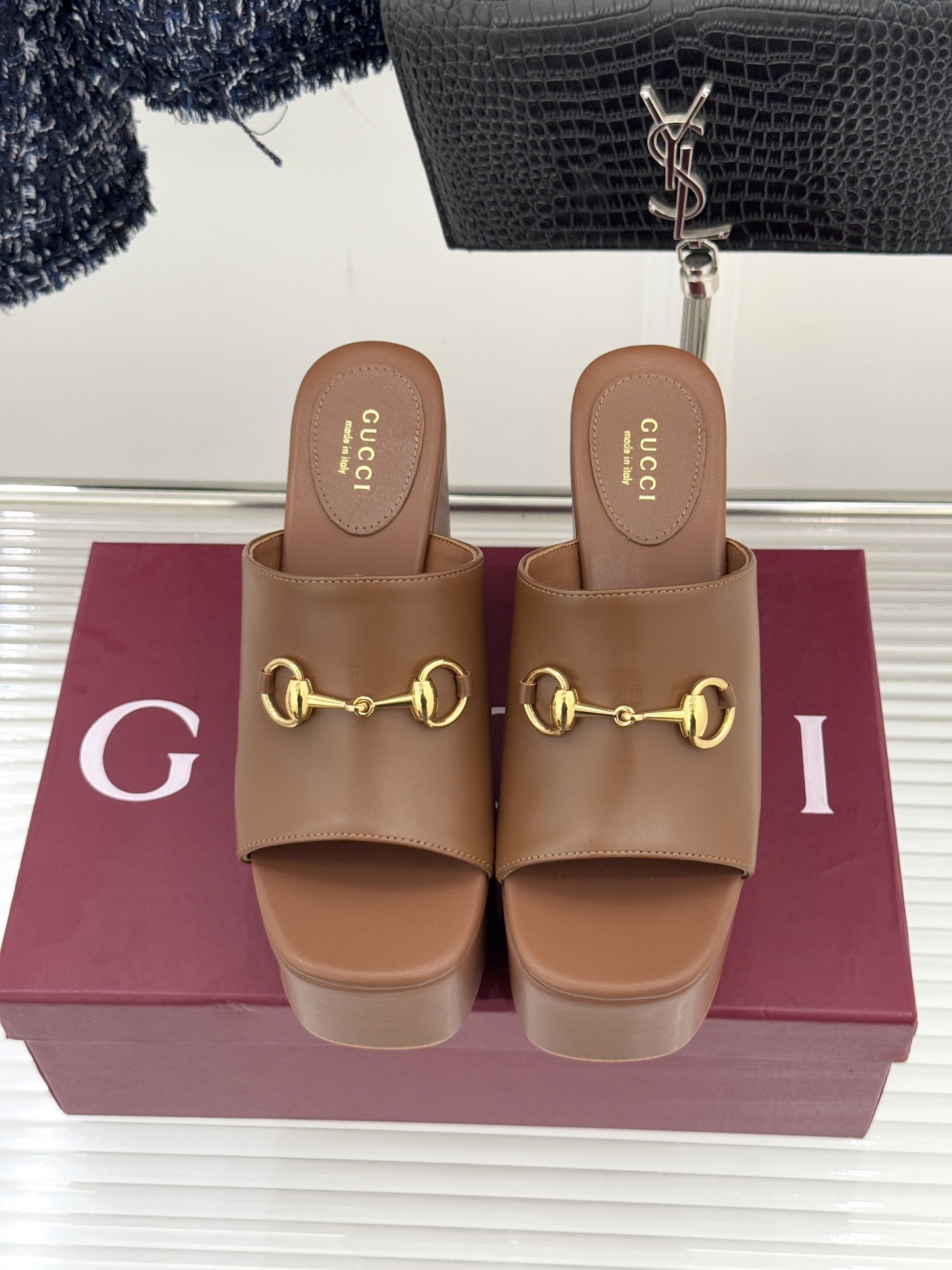 Gucci/古驰26WF新品马衔扣厚底坡跟鱼嘴拖鞋以马术基因碰撞夏日松弛感。标志性浅金马衔扣缀于鞋身复刻