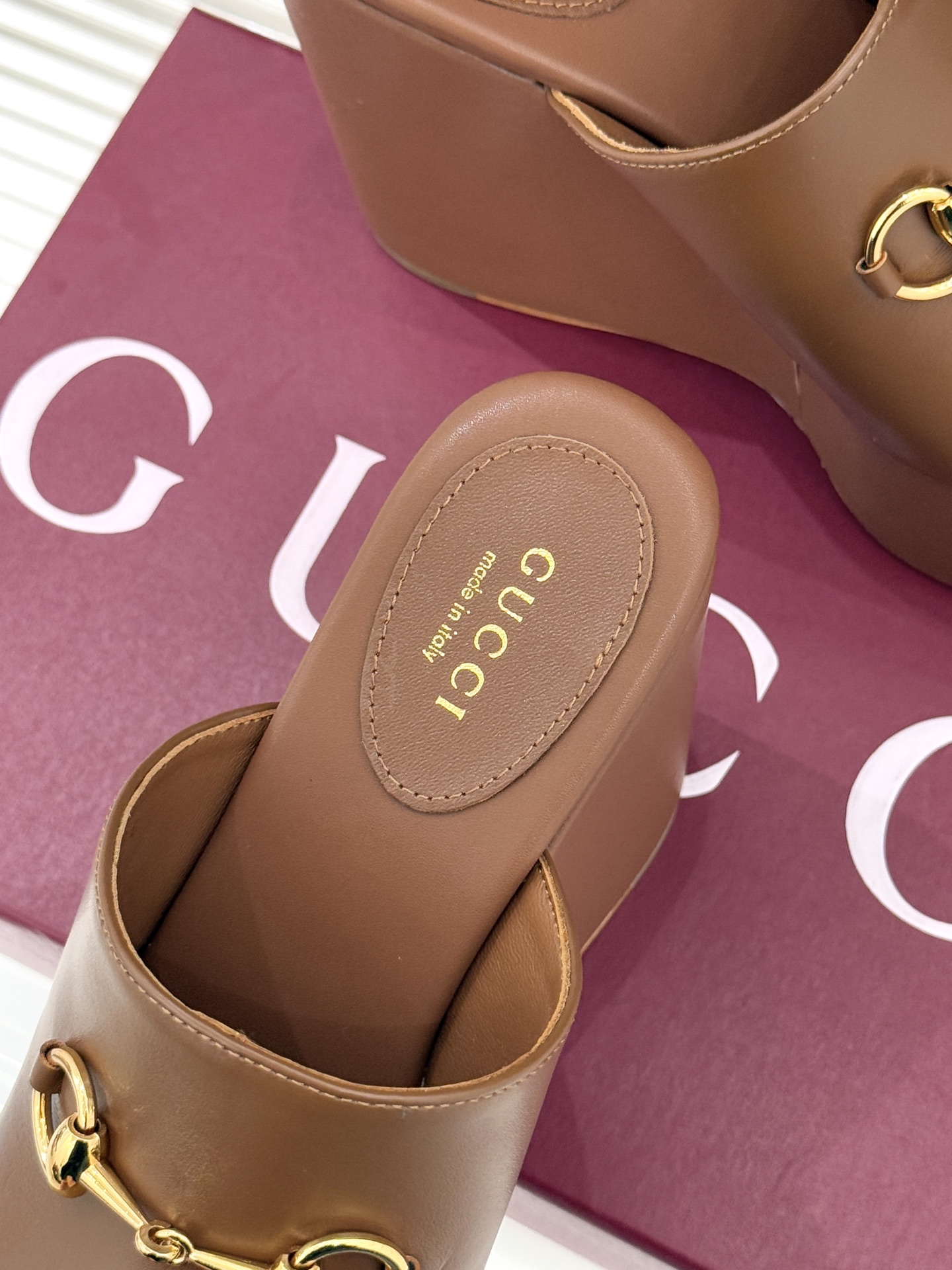 Gucci/古驰26WF新品马衔扣厚底坡跟鱼嘴拖鞋以马术基因碰撞夏日松弛感。标志性浅金马衔扣缀于鞋身复刻