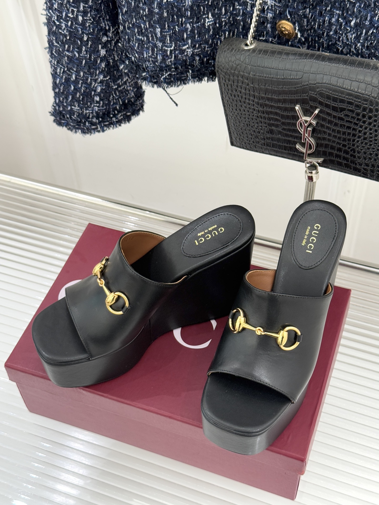 Gucci/古驰26WF新品马衔扣厚底坡跟鱼嘴拖鞋以马术基因碰撞夏日松弛感。标志性浅金马衔扣缀于鞋身复刻