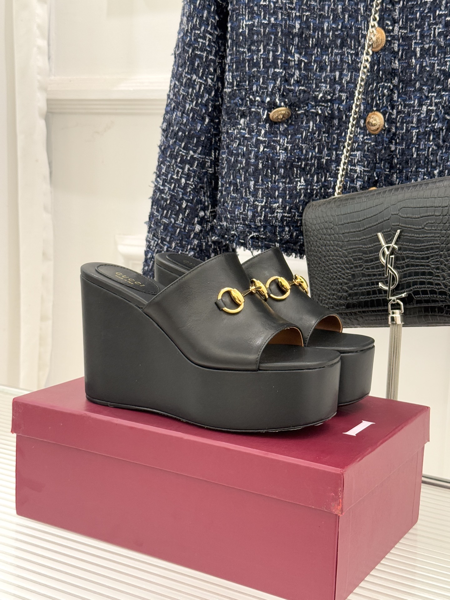 Gucci/古驰26WF新品马衔扣厚底坡跟鱼嘴拖鞋以马术基因碰撞夏日松弛感。标志性浅金马衔扣缀于鞋身复刻