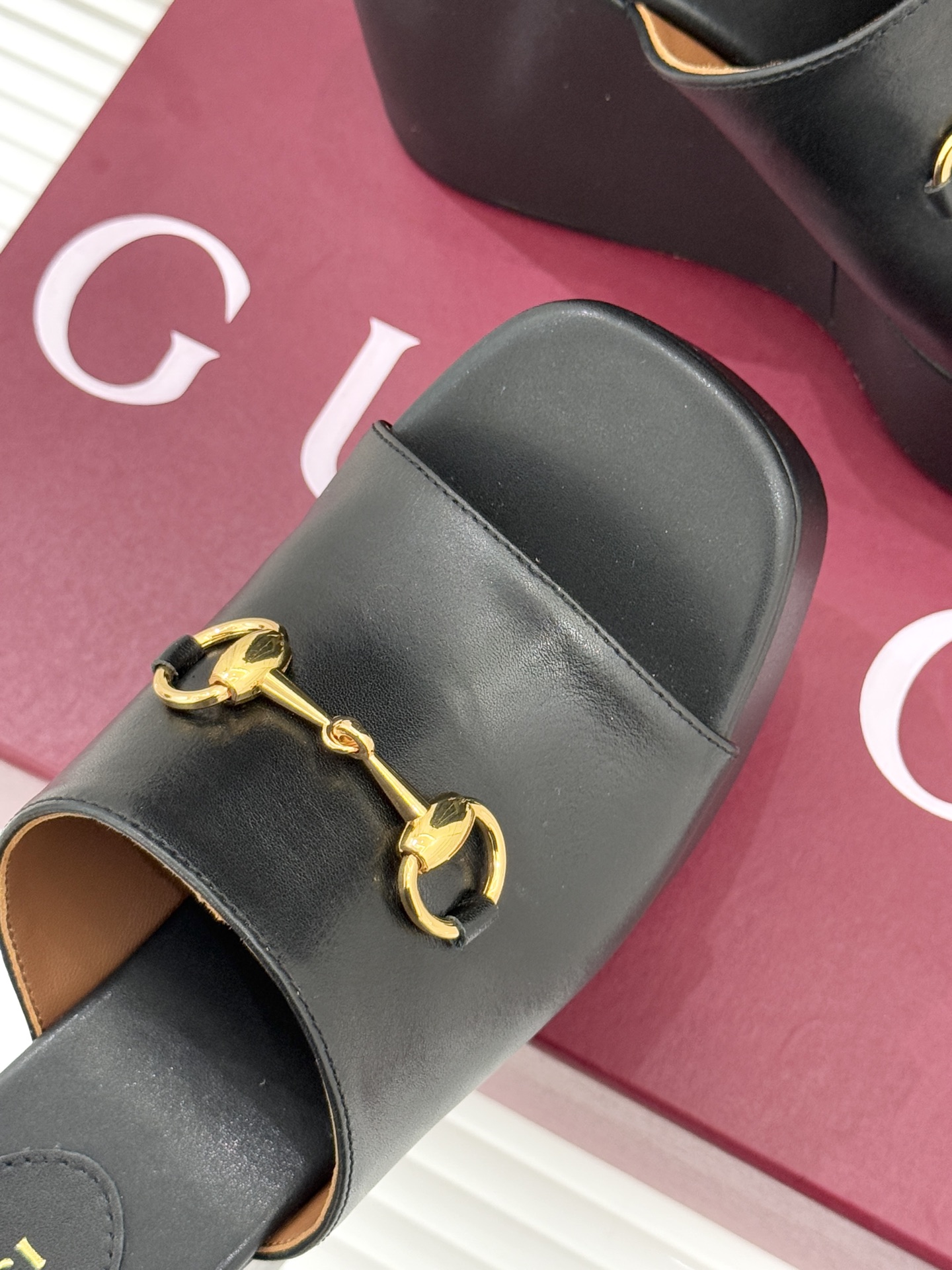 Gucci/古驰26WF新品马衔扣厚底坡跟鱼嘴拖鞋以马术基因碰撞夏日松弛感。标志性浅金马衔扣缀于鞋身复刻