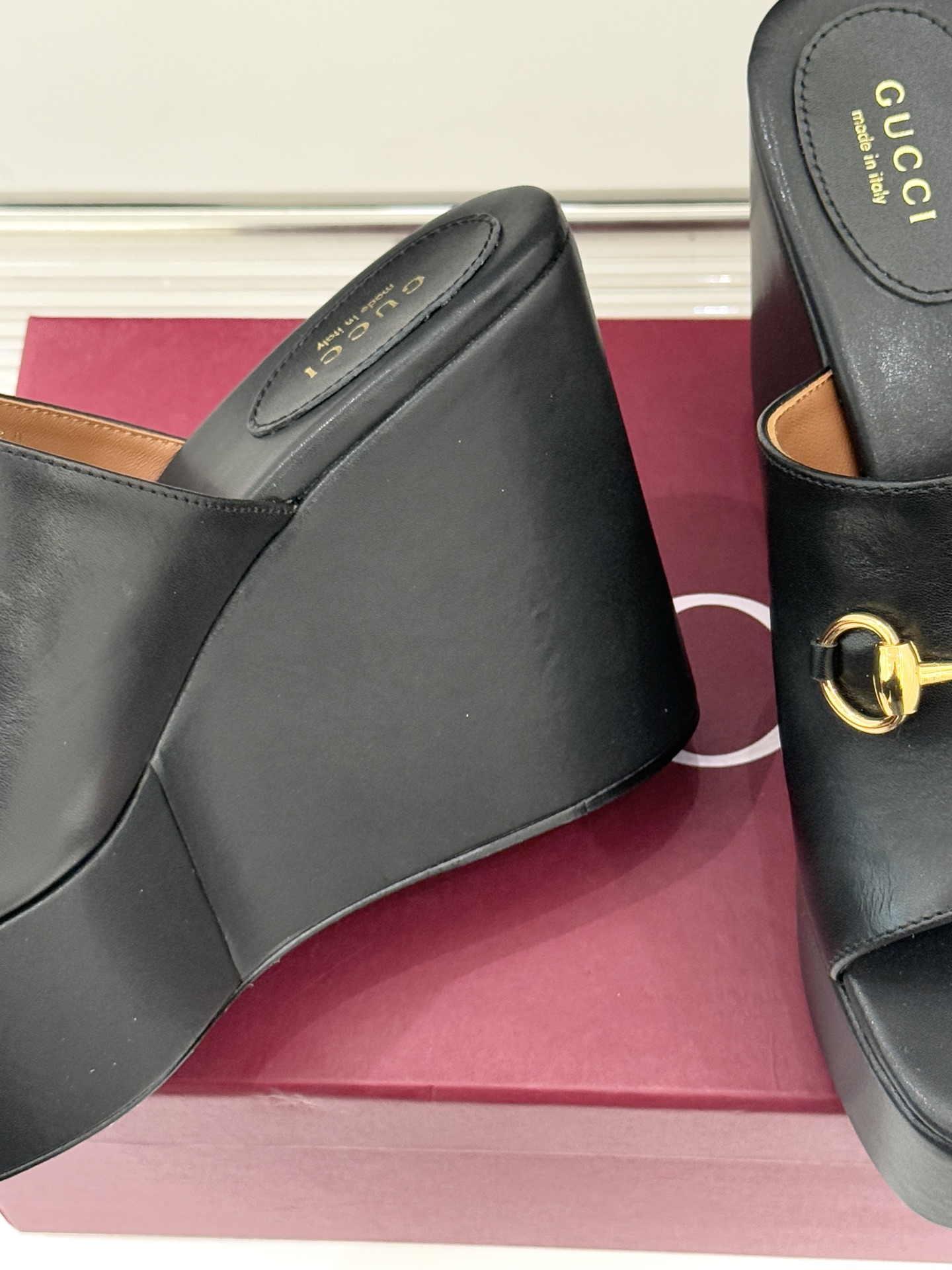 Gucci/古驰26WF新品马衔扣厚底坡跟鱼嘴拖鞋以马术基因碰撞夏日松弛感。标志性浅金马衔扣缀于鞋身复刻