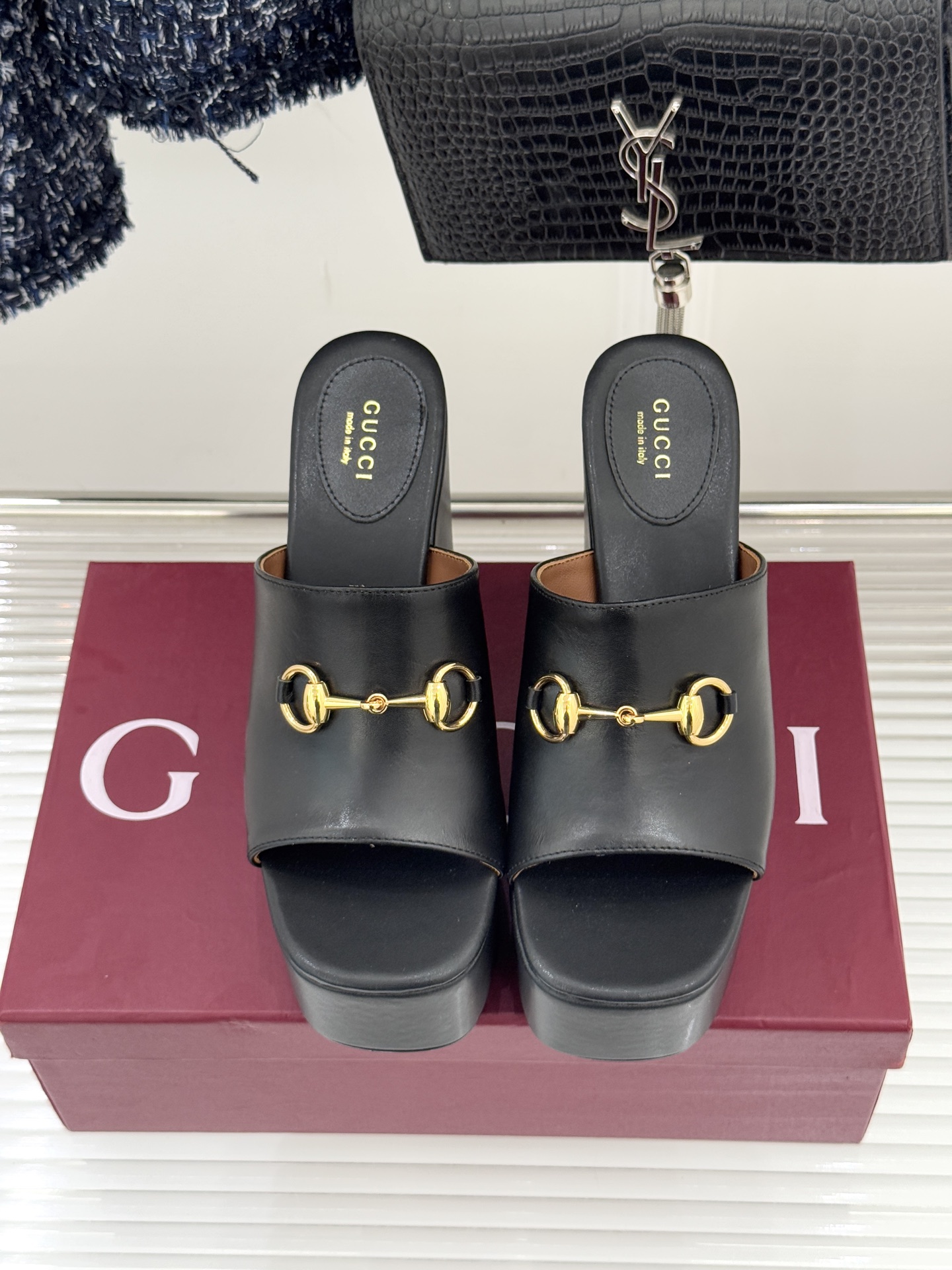 Gucci/古驰26WF新品马衔扣厚底坡跟鱼嘴拖鞋以马术基因碰撞夏日松弛感。标志性浅金马衔扣缀于鞋身复刻