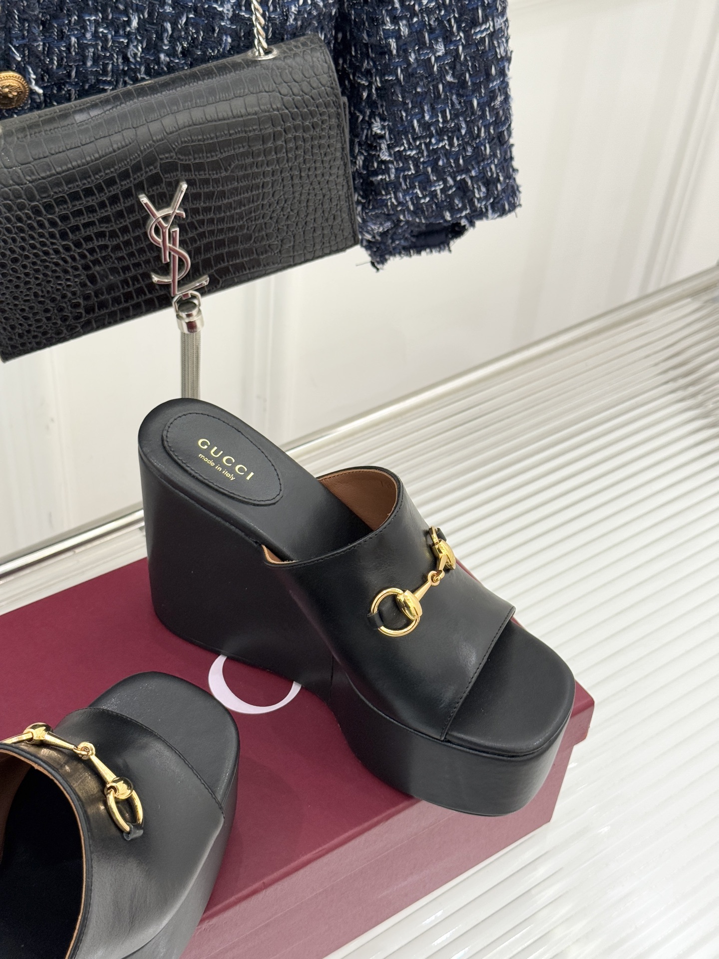 Gucci/古驰26WF新品马衔扣厚底坡跟鱼嘴拖鞋以马术基因碰撞夏日松弛感。标志性浅金马衔扣缀于鞋身复刻