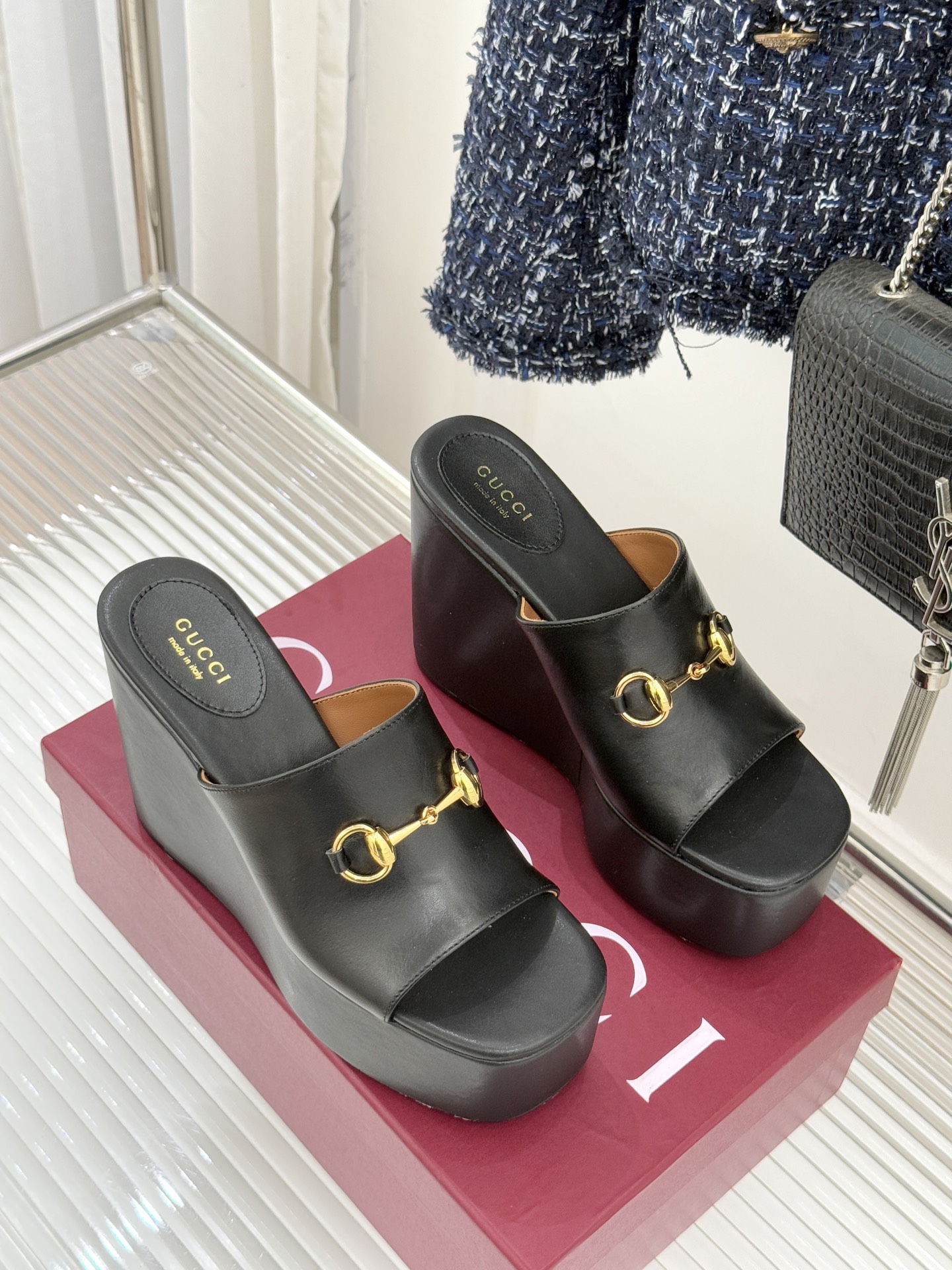 Gucci/古驰26WF新品马衔扣厚底坡跟鱼嘴拖鞋以马术基因碰撞夏日松弛感。标志性浅金马衔扣缀于鞋身复刻