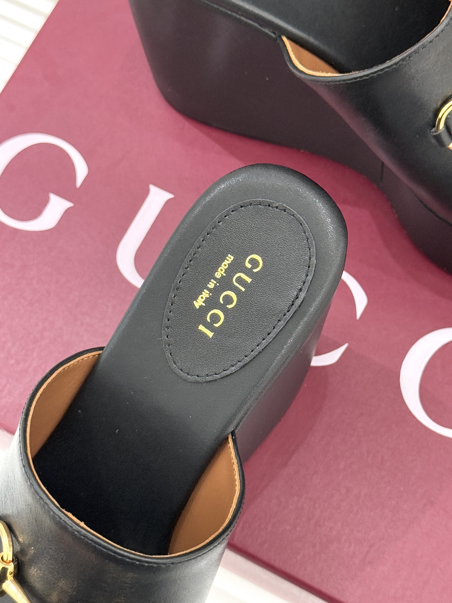 Gucci/古驰26WF新品马衔扣厚底坡跟鱼嘴拖鞋以马术基因碰撞夏日松弛感。标志性浅金马衔扣缀于鞋身复刻