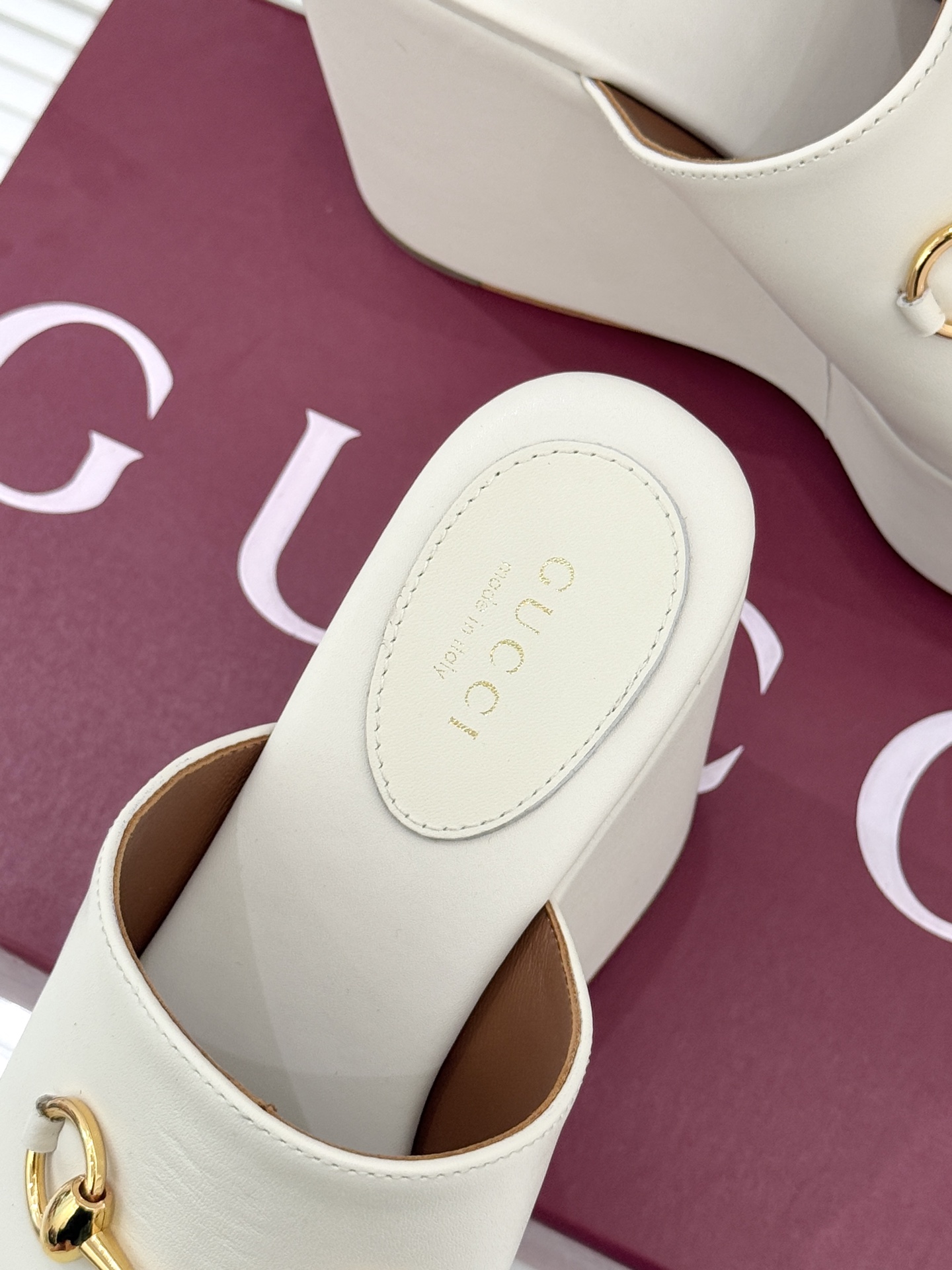 Gucci/古驰26WF新品马衔扣厚底坡跟鱼嘴拖鞋以马术基因碰撞夏日松弛感。标志性浅金马衔扣缀于鞋身复刻