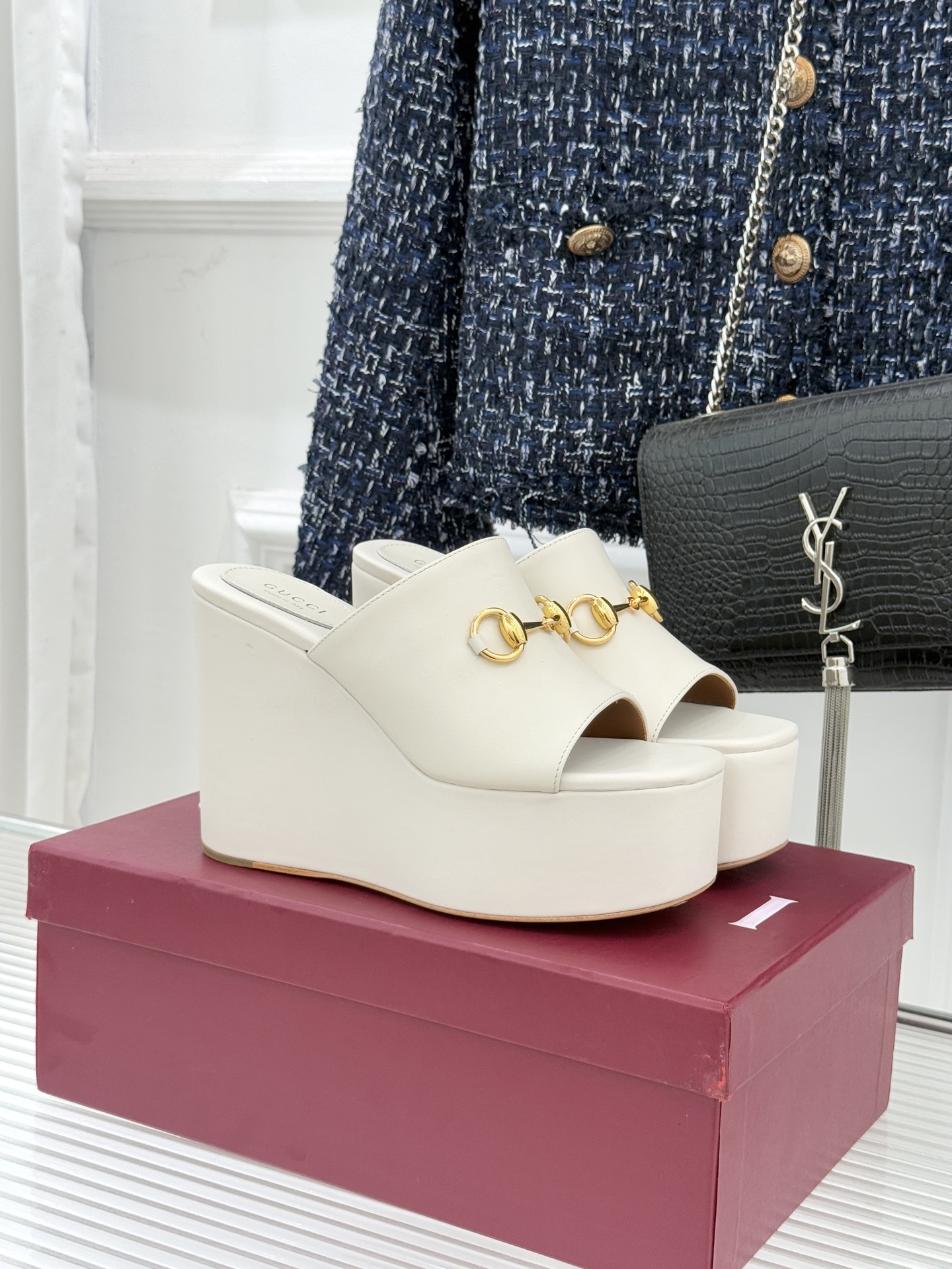 Gucci/古驰26WF新品马衔扣厚底坡跟鱼嘴拖鞋以马术基因碰撞夏日松弛感。标志性浅金马衔扣缀于鞋身复刻