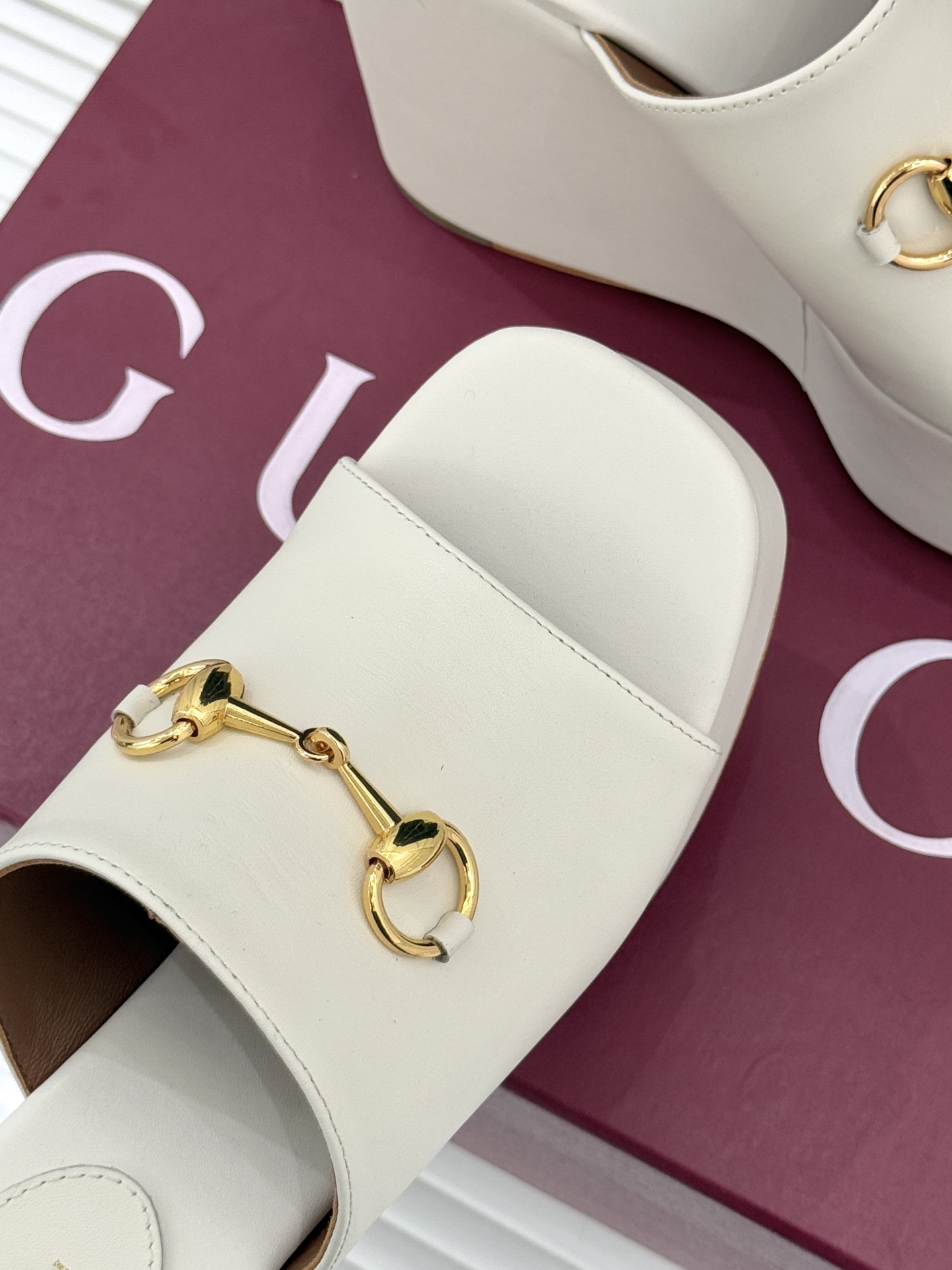 Gucci/古驰26WF新品马衔扣厚底坡跟鱼嘴拖鞋以马术基因碰撞夏日松弛感。标志性浅金马衔扣缀于鞋身复刻