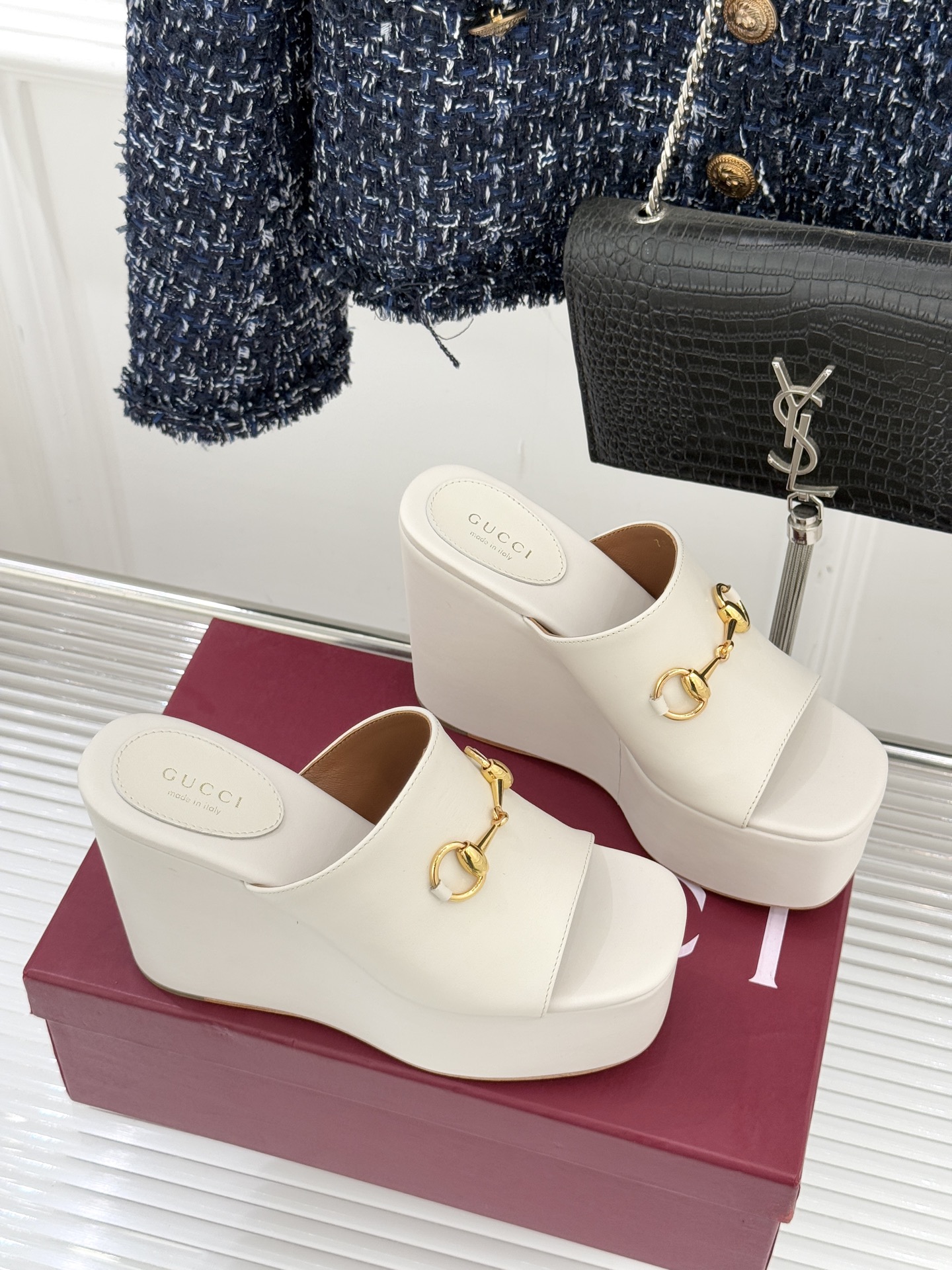 Gucci/古驰26WF新品马衔扣厚底坡跟鱼嘴拖鞋以马术基因碰撞夏日松弛感。标志性浅金马衔扣缀于鞋身复刻