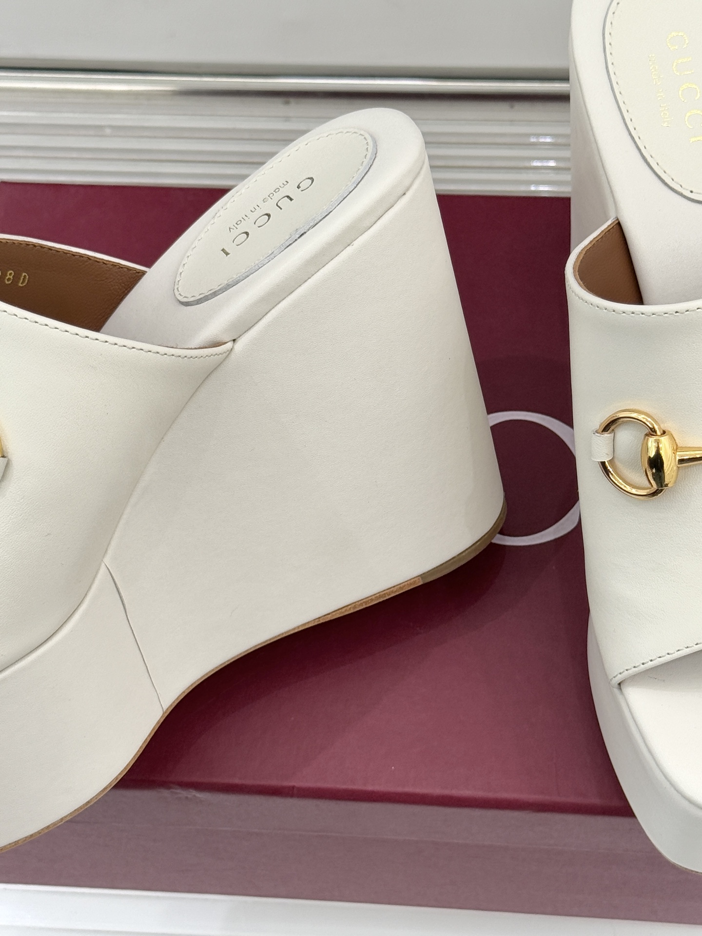 Gucci/古驰26WF新品马衔扣厚底坡跟鱼嘴拖鞋以马术基因碰撞夏日松弛感。标志性浅金马衔扣缀于鞋身复刻