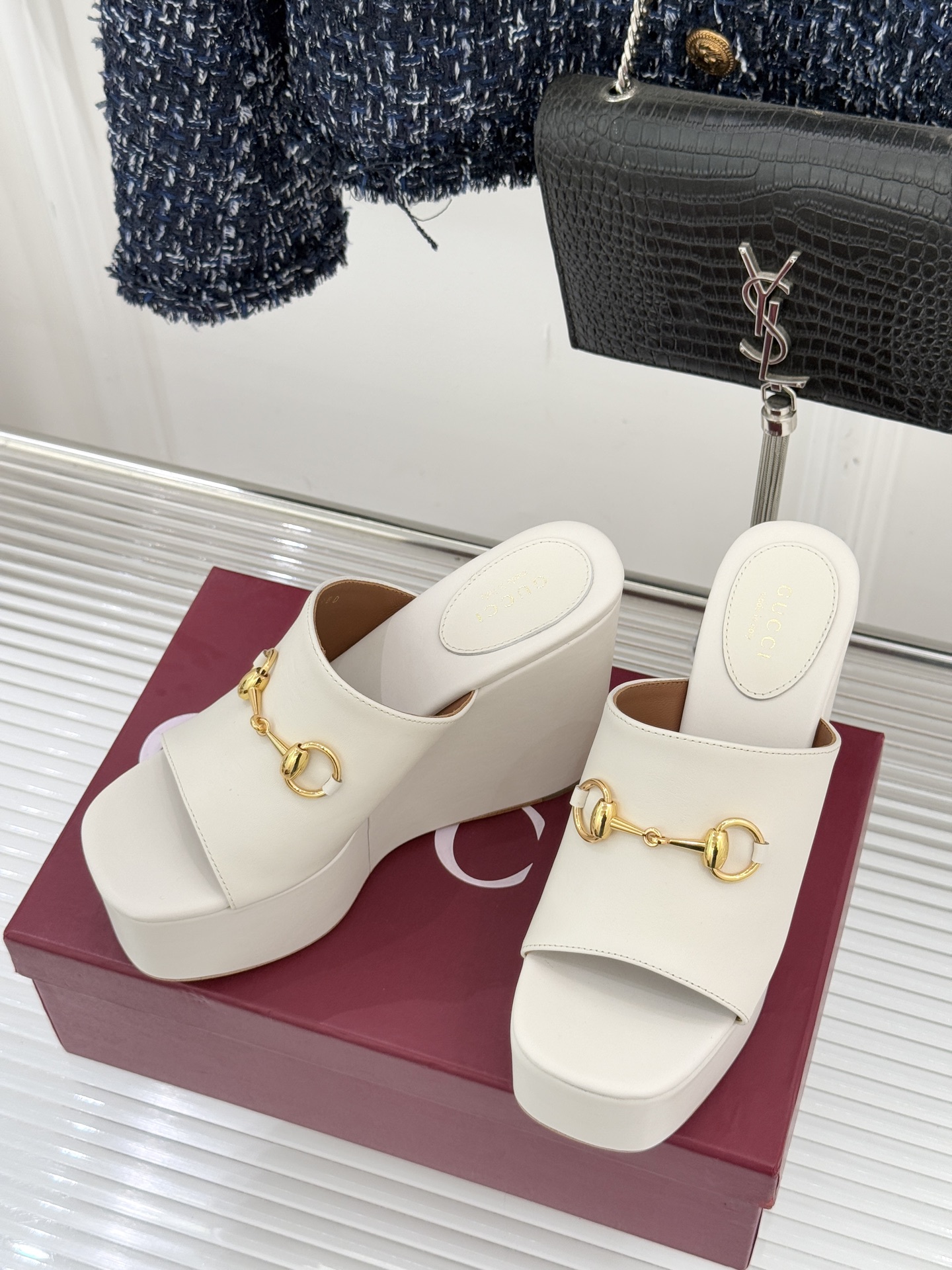 Gucci/古驰26WF新品马衔扣厚底坡跟鱼嘴拖鞋以马术基因碰撞夏日松弛感。标志性浅金马衔扣缀于鞋身复刻