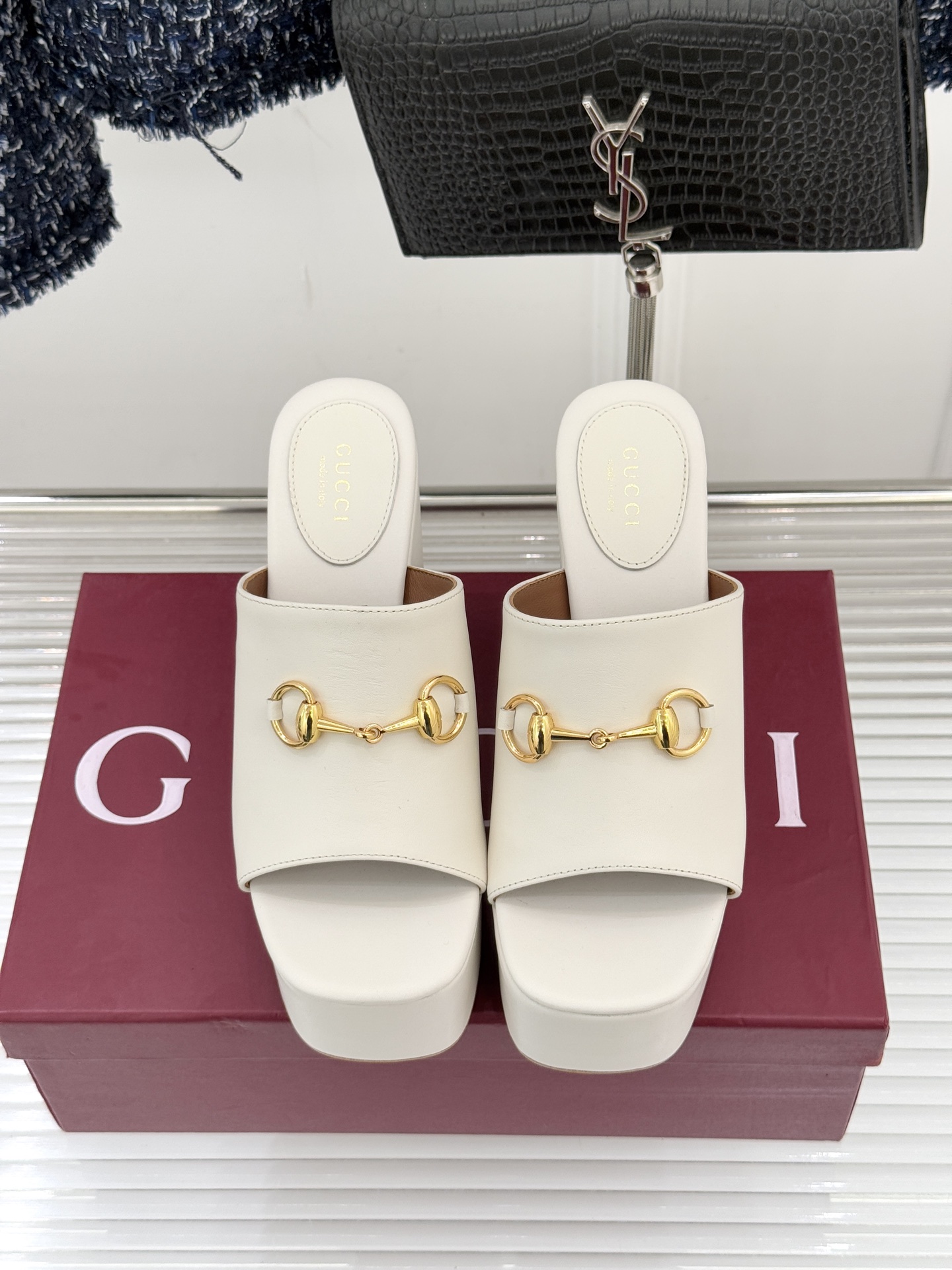 Gucci/古驰26WF新品马衔扣厚底坡跟鱼嘴拖鞋以马术基因碰撞夏日松弛感。标志性浅金马衔扣缀于鞋身复刻