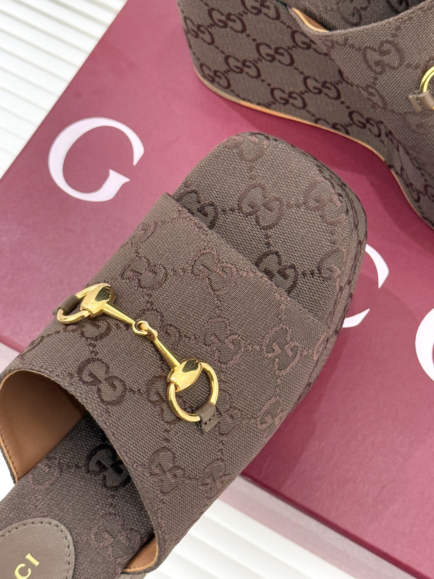 Gucci/古驰26WF新品马衔扣厚底坡跟鱼嘴拖鞋以马术基因碰撞夏日松弛感。标志性浅金马衔扣缀于鞋身复刻