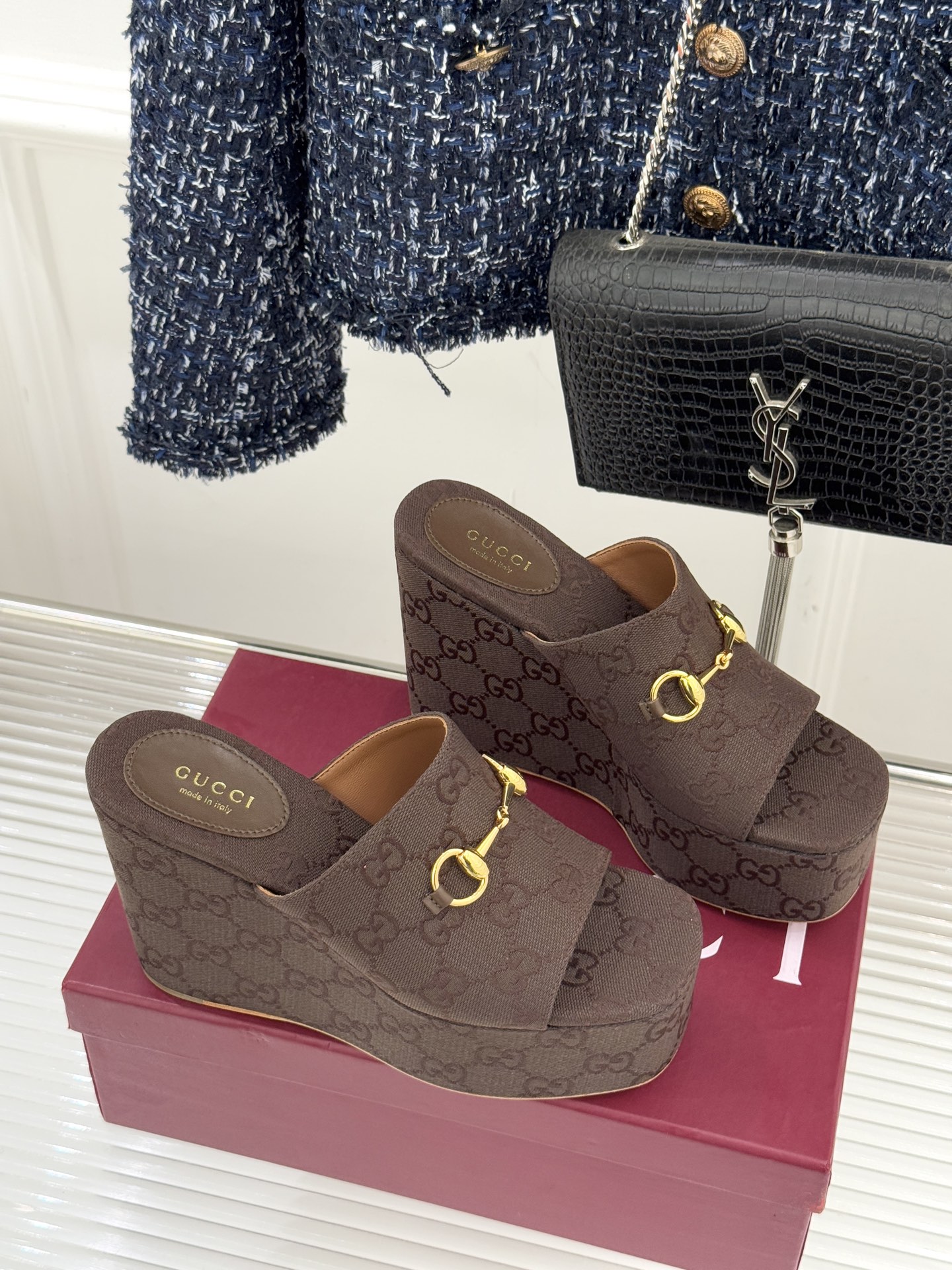 Gucci/古驰26WF新品马衔扣厚底坡跟鱼嘴拖鞋以马术基因碰撞夏日松弛感。标志性浅金马衔扣缀于鞋身复刻