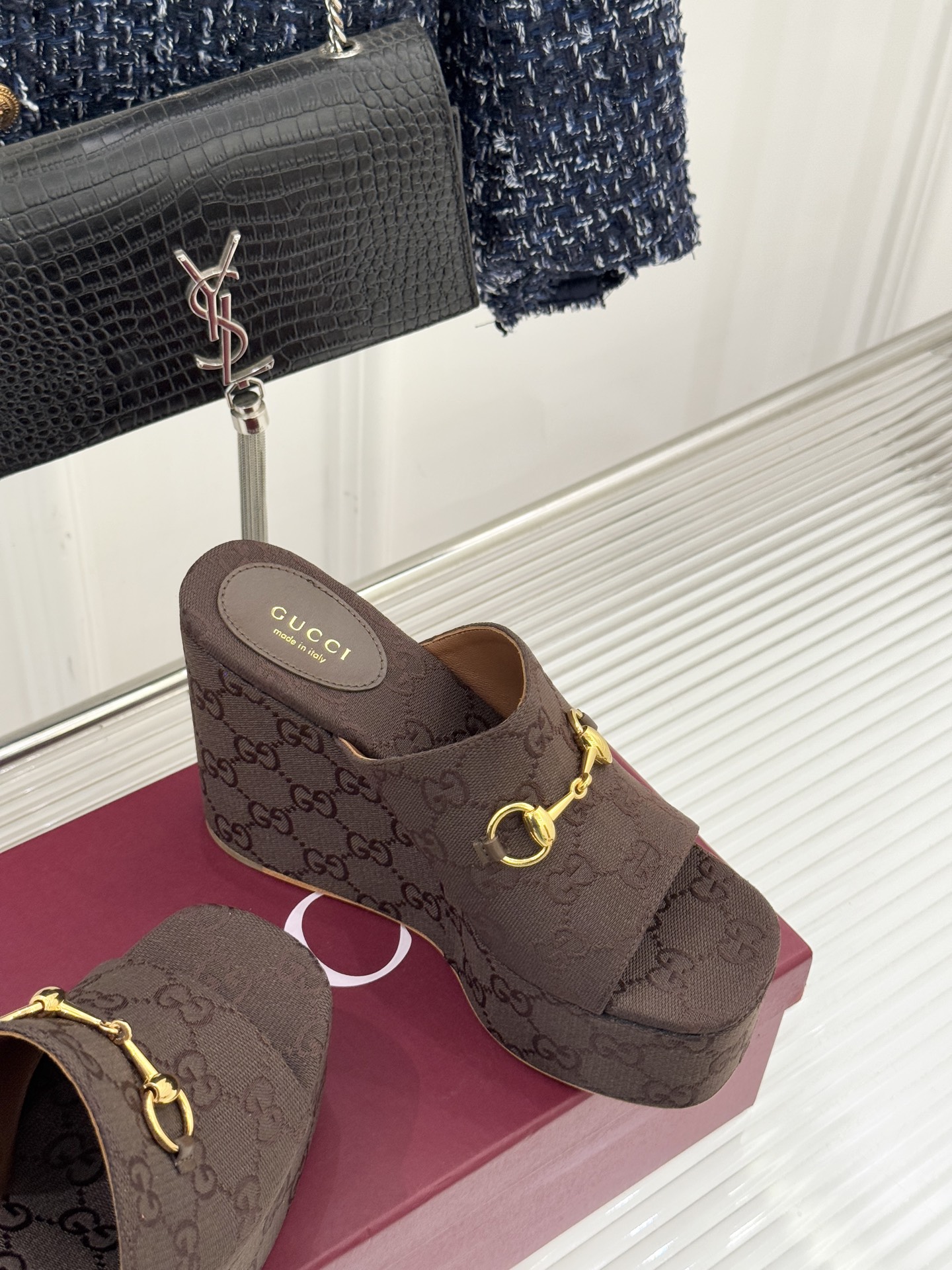 Gucci/古驰26WF新品马衔扣厚底坡跟鱼嘴拖鞋以马术基因碰撞夏日松弛感。标志性浅金马衔扣缀于鞋身复刻