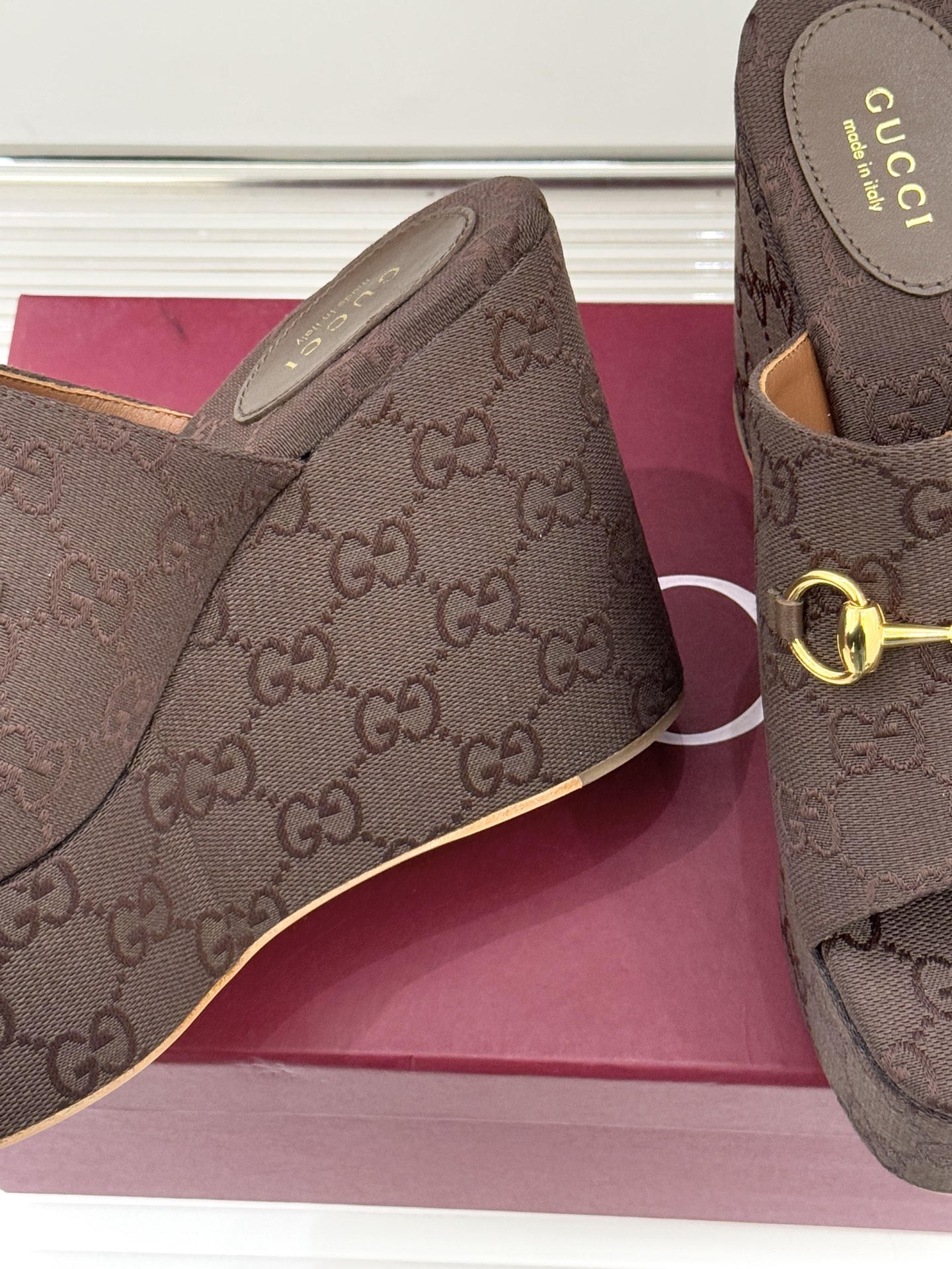 Gucci/古驰26WF新品马衔扣厚底坡跟鱼嘴拖鞋以马术基因碰撞夏日松弛感。标志性浅金马衔扣缀于鞋身复刻