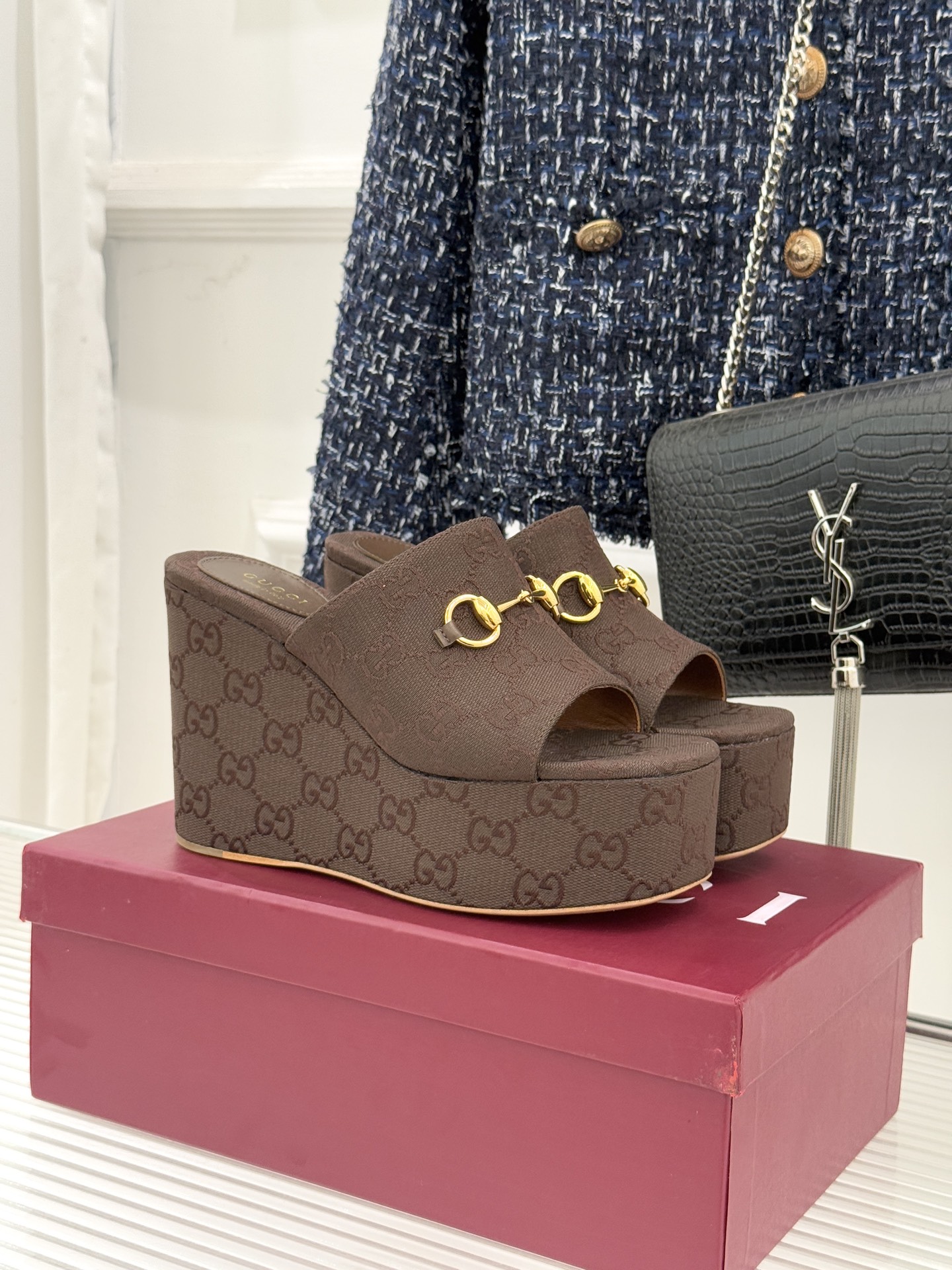 NO:721500,Gucci/Gucci 26WF new horsebit thick sole wedge fish mouth slippers combine equestrian genes to create a sense of summer relaxation. The iconic light gold horse bit is embellished on the shoe body to replicate the brand's classic recognition. The thick sole design forms a subtle balance between retro and modern. The fish mouth opening and exposed toes make you look slimmer and reveal a lazy and sexy look. The 10cm gold wedge heel + thick sole structure not only elongates the leg line to create the illusion of long legs, but also distributes the force through a reasonable slope.  You won’t feel tired after walking for a long time. Whether it’s commuting suit pants, casual denim, or a holiday floral skirt, it can be seamlessly matched, combining Italian luxury and summer comfort, becoming the finishing touch of low-key elegance in the style. The fabric is made of imported open-edge beaded cowhide, and the lining and toes are all sheepskin. The original open-molded custom foam outsole size 35-39 (customized on 40/41/42) Gucci/Gucci 26WF new horsebit thick sole wedge fish mouth slippers  Equestrian genes collide with summer relaxation. The iconic light gold horsebit is embellished on the shoe body, replicating the brand's classic recognition, and the thick-soled design forms a subtle balance between retro and modern. The fish-mouth opening opens the toes to look slimmer and reveals a lazy and sexy look. The 10cm gold wedge + thick-soled structure not only elongates the leg line to create the illusion of long legs, but also distributes the force through a reasonable slope so that you will not get tired after walking for a long time. Whether it is commuter suit pants, casual denim or a holiday floral skirt, it can be seamlessly adapted.  Combining Italian luxury with summer comfort becomes the finishing touch of low-key elegance in the look. The fabric is made of imported open-edge beaded cowhide, and the inner tiptoe is made of sheepskin. The original molded custom foam outsole is size 35-39 (customized at 40/41/42). Gucci/Gucci 26WF new horsebit thick bottom wedge heel fish mouth slippers, using equestrian genes to collide with summer relaxation. The iconic light gold horsebit is embellished on the shoe body.  Replicating the brand's classic recognition and thick-soled design, it forms a subtle balance between retro and modern. The fish-mouth opening and exposed toes make you look slimmer and reveal a lazy and sexy look. The 10cm gold wedge heel + thick-soled structure not only elongates the leg line to create the illusion of long legs, but also distributes the force through a reasonable slope so that you will not get tired after long walks. Whether it is commuter suit pants, casual denim or a holiday floral skirt, it can be seamlessly adapted, allowing Italian luxury and summer comfort to be combined, becoming a low-key and noble finishing touch in the style.  The fabric is made of imported open-edge beaded cowhide. The lining is made of sheepskin. The original molded custom foam outsole size35-39 (customized on 40/41/42) No. 90420260204, slippers, gucci, gucci, slippers, skirts, business suit, cowhide, sheepskin, gold19860909Gucci/古驰26WF新品马衔扣厚底 坡跟鱼嘴拖鞋 以马术基因碰撞夏日松弛感. 标志性浅金马衔扣缀于鞋身 复刻品牌经典辨识度 与厚底设计形成复古与摩登的巧妙平衡. 鱼嘴开口露趾显瘦 流露慵懒性感. 10cm黄金坡跟+厚底结构 既拉长腿部线条打造大长腿视觉 又通过合理坡度分散受力 久走不累. 无论是通勤西装裤休闲牛仔装 还是度假碎花裙、皆能无缝适配 让意式奢华与夏日舒适兼得 成为造型中低调显贵的点睛之笔. 面料采用进口开边珠牛皮 内里踮脚均为羊皮 原版开模定制发泡大底 size35-39（40/41/42定制） Gucci/古驰26WF新品马衔扣厚底 坡跟鱼嘴拖鞋 以马术基因碰撞夏日松弛感. 标志性浅金马衔扣缀于鞋身 复刻品牌经典辨识度 与厚底设计形成复古与摩登的巧妙平衡. 鱼嘴开口露趾显瘦 流露慵懒性感. 10cm黄金坡跟+厚底结构 既拉长腿部线条打造大长腿视觉 又通过合理坡度分散受力 久走不累. 无论是通勤西装裤休闲牛仔装 还是度假碎花裙、皆能无缝适配 让意式奢华与夏日舒适兼得 成为造型中低调显贵的点睛之笔. 面料采用进口开边珠牛皮 内里踮脚均为羊皮 原版开模定制发泡大底 size35-39（40/41/42定制） Gucci/古驰26WF新品马衔扣厚底 坡跟鱼嘴拖鞋 以马术基因碰撞夏日松弛感. 标志性浅金马衔扣缀于鞋身 复刻品牌经典辨识度 与厚底设计形成复古与摩登的巧妙平衡. 鱼嘴开口露趾显瘦 流露慵懒性感. 10cm黄金坡跟+厚底结构 既拉长腿部线条打造大长腿视觉 又通过合理坡度分散受力 久走不累. 无论是通勤西装裤休闲牛仔装 还是度假碎花裙、皆能无缝适配 让意式奢华与夏日舒适兼得 成为造型中低调显贵的点睛之笔. 面料采用进口开边珠牛皮 内里踮脚均为羊皮 原版开模定制发泡大底 size35-39（40/41/42定制） 编号90420260204,拖鞋,gucci,gucci,slippers,skirts,business suit,cowhide,sheepskin,gold,Women's Shoes