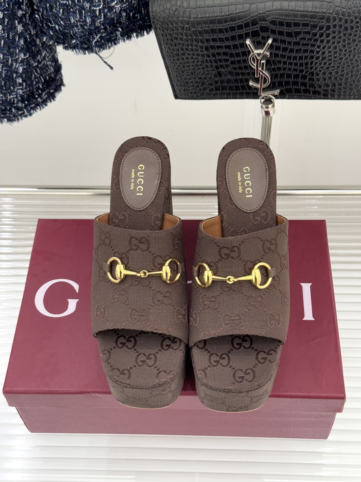 Gucci/古驰26WF新品马衔扣厚底坡跟鱼嘴拖鞋以马术基因碰撞夏日松弛感。标志性浅金马衔扣缀于鞋身复刻