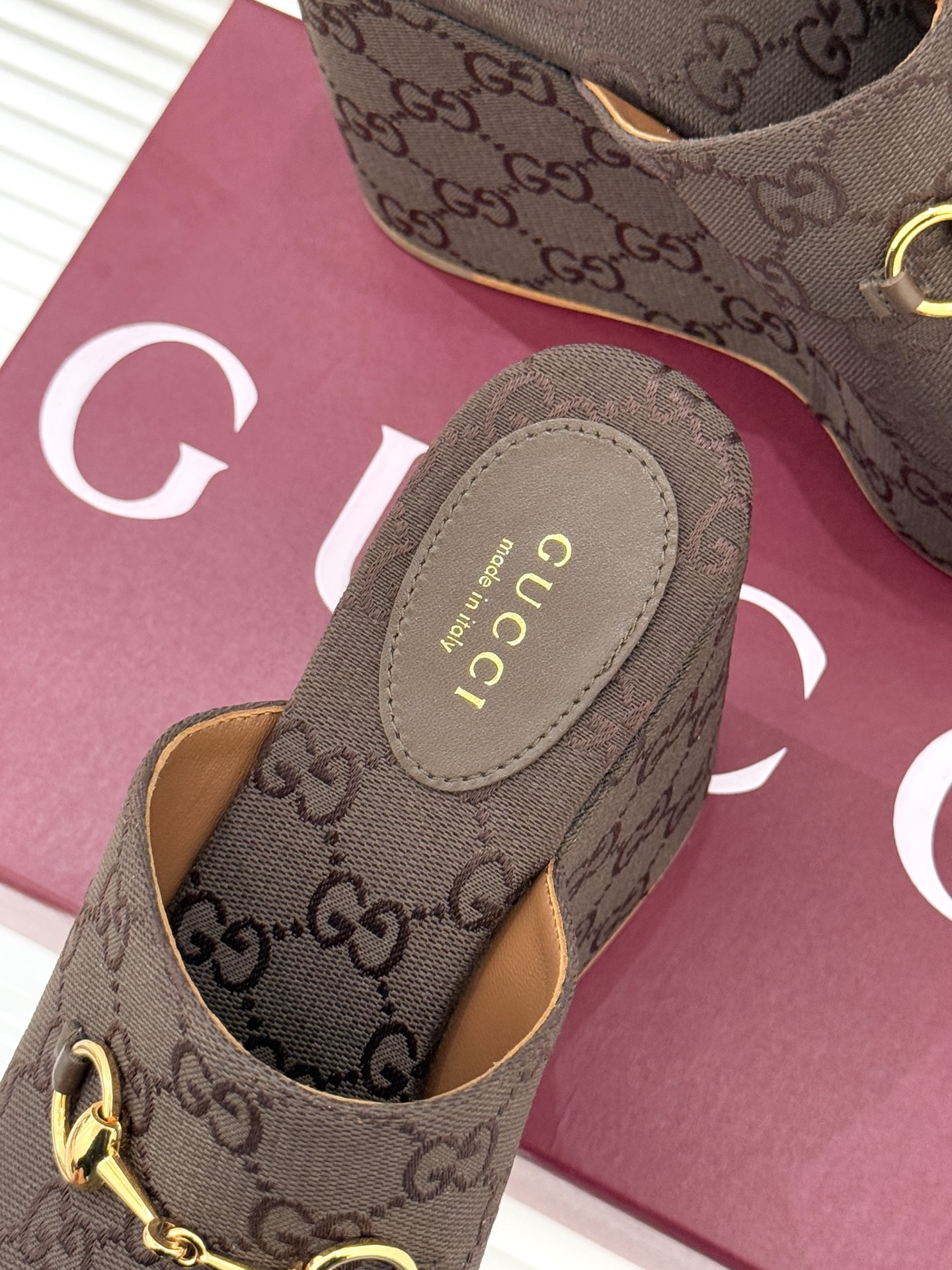 Gucci/古驰26WF新品马衔扣厚底坡跟鱼嘴拖鞋以马术基因碰撞夏日松弛感。标志性浅金马衔扣缀于鞋身复刻