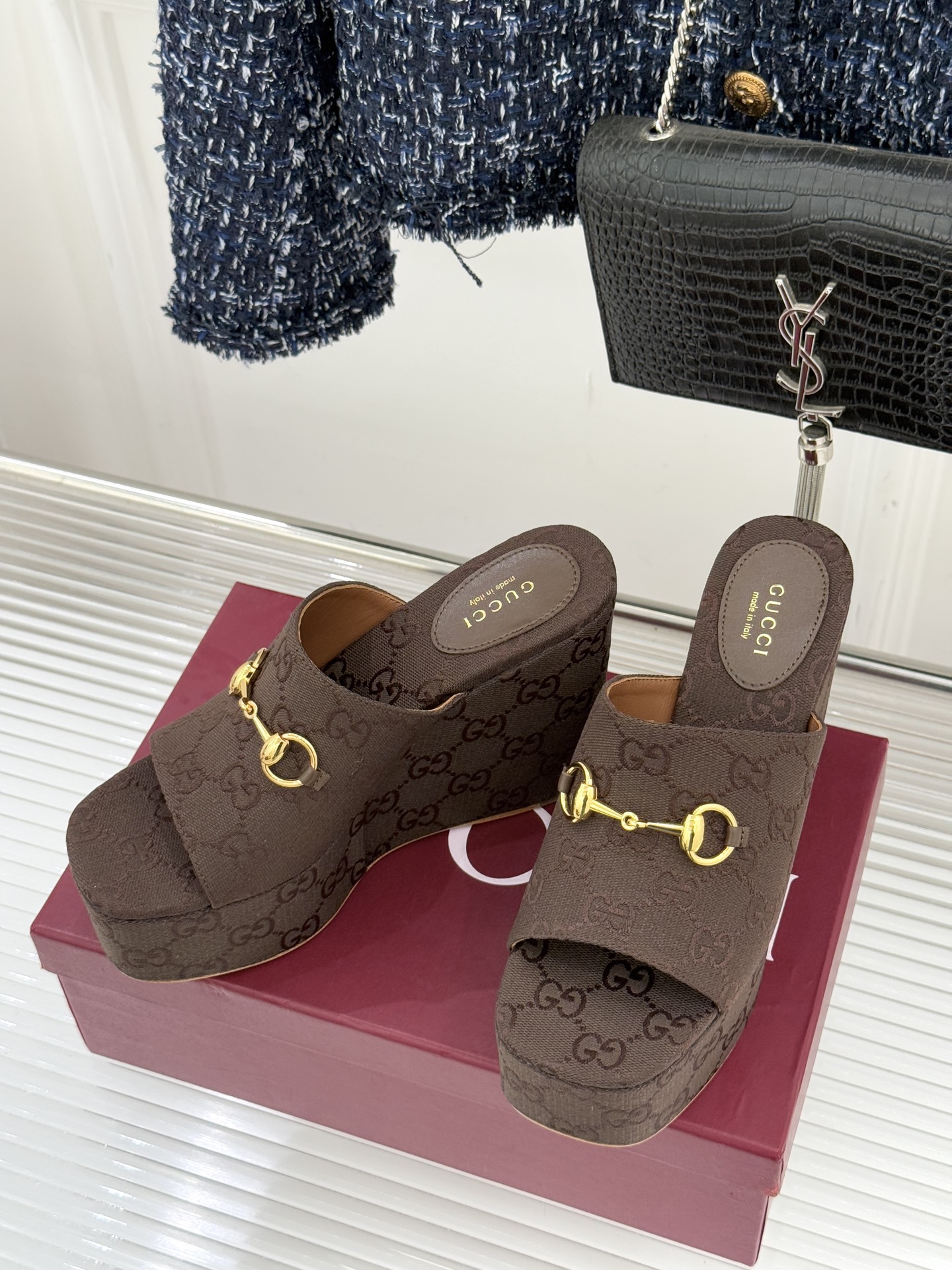 Gucci/古驰26WF新品马衔扣厚底坡跟鱼嘴拖鞋以马术基因碰撞夏日松弛感。标志性浅金马衔扣缀于鞋身复刻