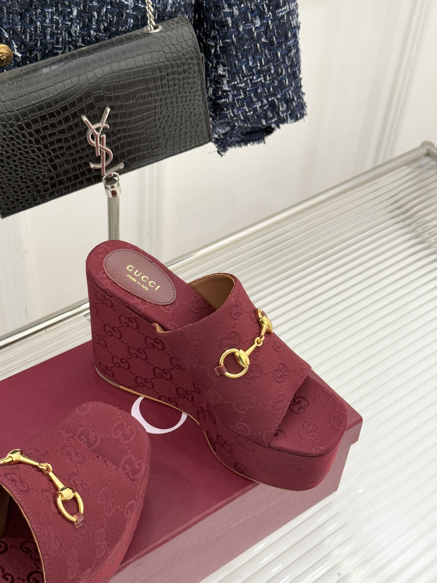 Gucci/古驰26WF新品马衔扣厚底坡跟鱼嘴拖鞋以马术基因碰撞夏日松弛感。标志性浅金马衔扣缀于鞋身复刻