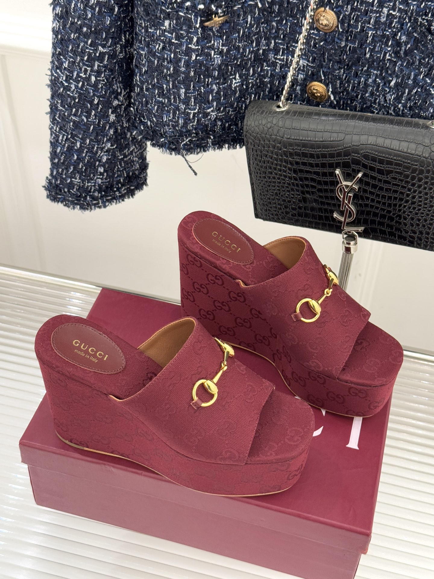 Gucci/古驰26WF新品马衔扣厚底坡跟鱼嘴拖鞋以马术基因碰撞夏日松弛感。标志性浅金马衔扣缀于鞋身复刻