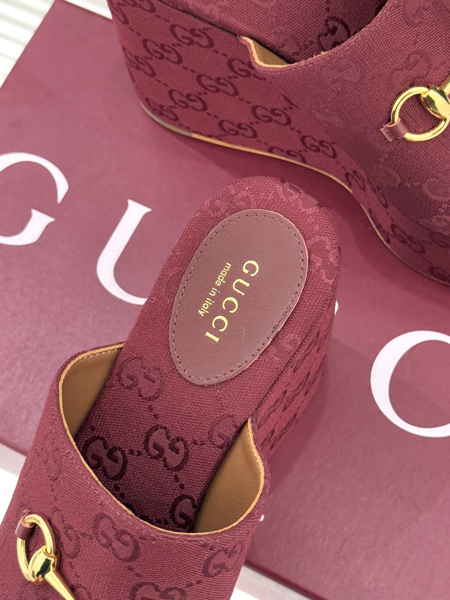 Gucci/古驰26WF新品马衔扣厚底坡跟鱼嘴拖鞋以马术基因碰撞夏日松弛感。标志性浅金马衔扣缀于鞋身复刻