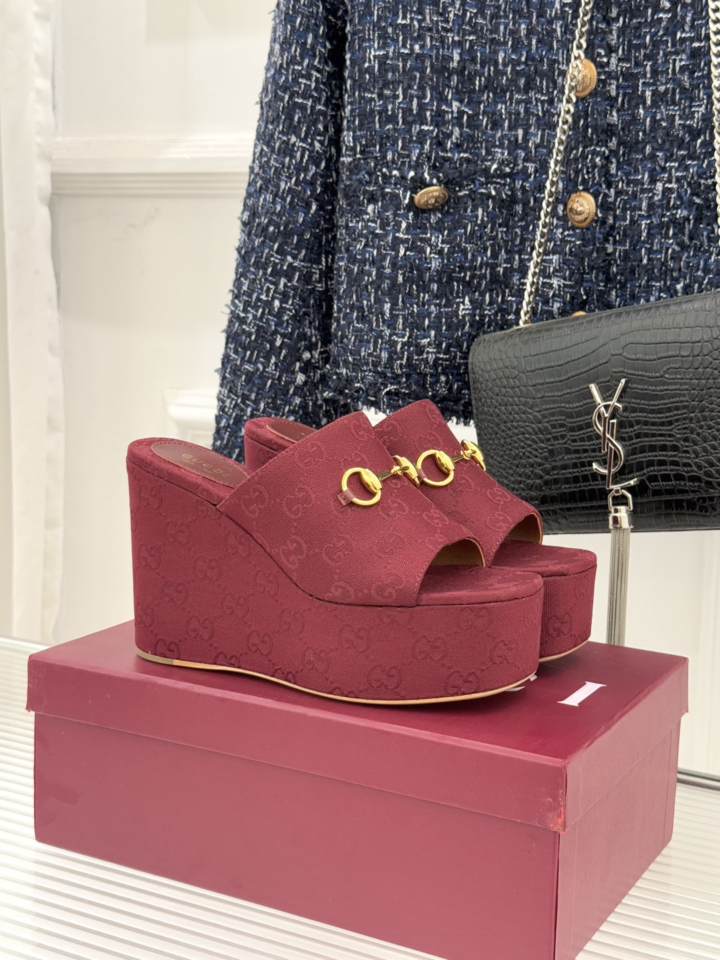 Gucci/古驰26WF新品马衔扣厚底坡跟鱼嘴拖鞋以马术基因碰撞夏日松弛感。标志性浅金马衔扣缀于鞋身复刻