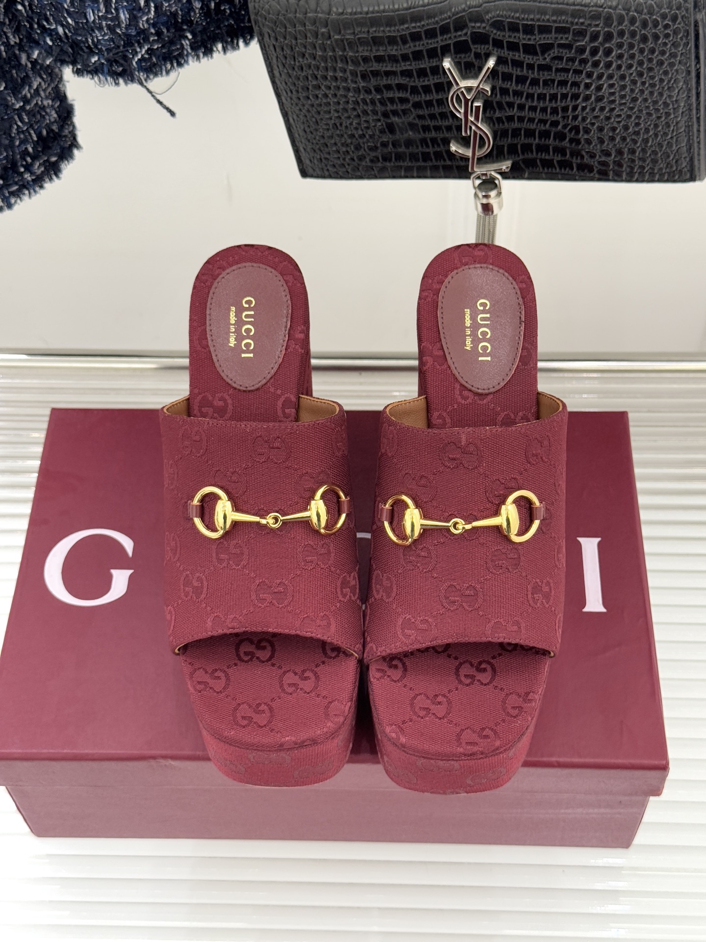 Gucci/古驰26WF新品马衔扣厚底坡跟鱼嘴拖鞋以马术基因碰撞夏日松弛感。标志性浅金马衔扣缀于鞋身复刻