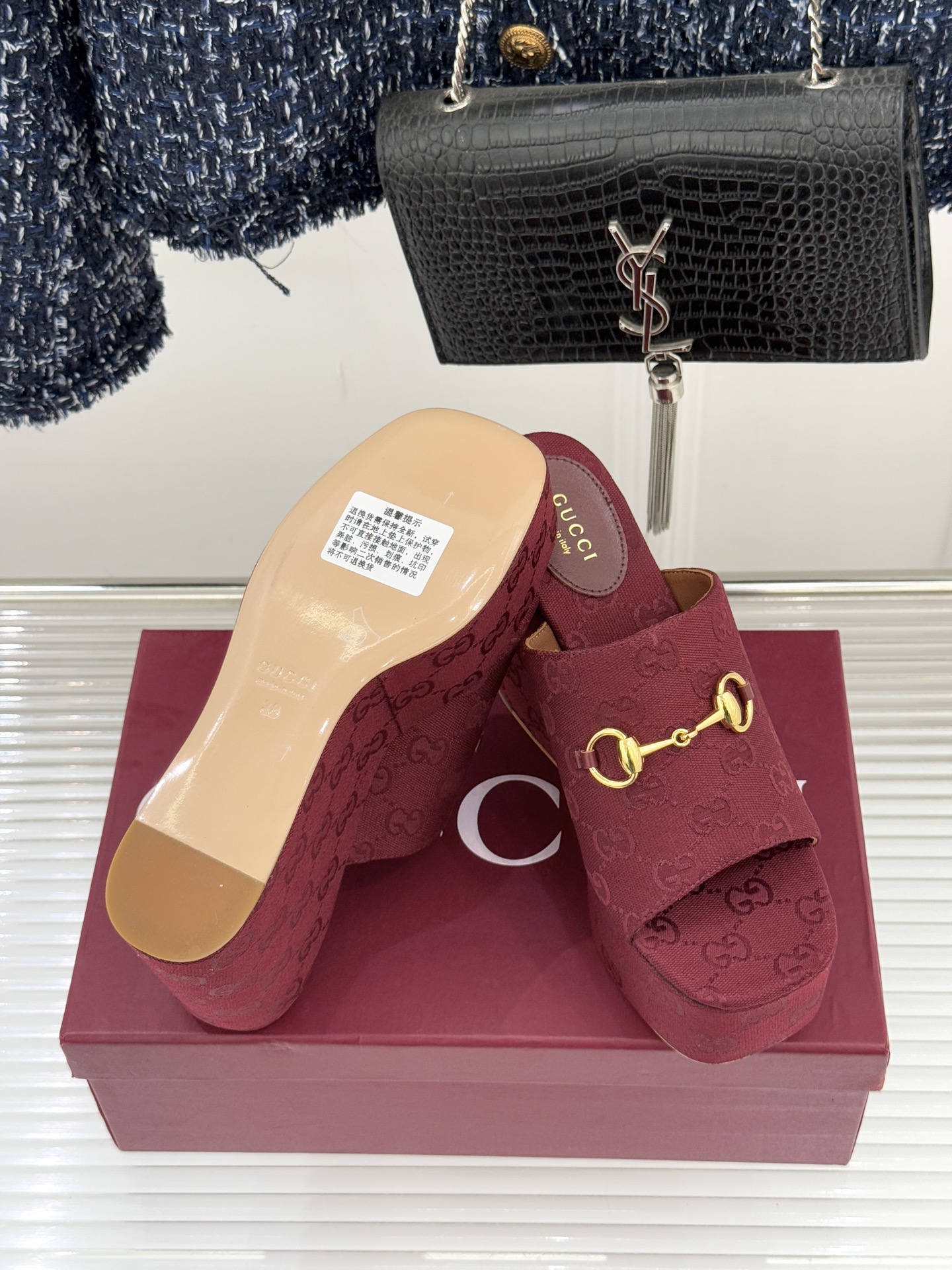 Gucci/古驰26WF新品马衔扣厚底坡跟鱼嘴拖鞋以马术基因碰撞夏日松弛感。标志性浅金马衔扣缀于鞋身复刻