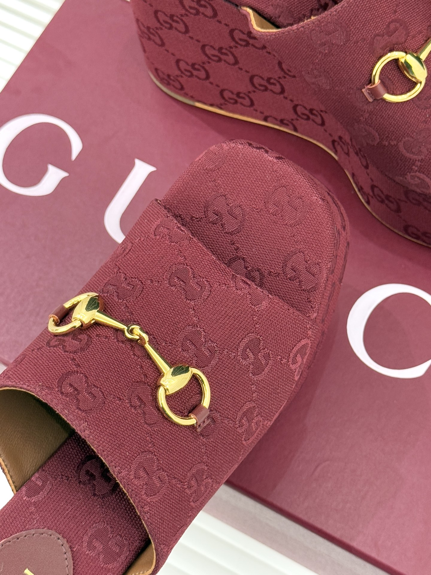 Gucci/古驰26WF新品马衔扣厚底坡跟鱼嘴拖鞋以马术基因碰撞夏日松弛感。标志性浅金马衔扣缀于鞋身复刻