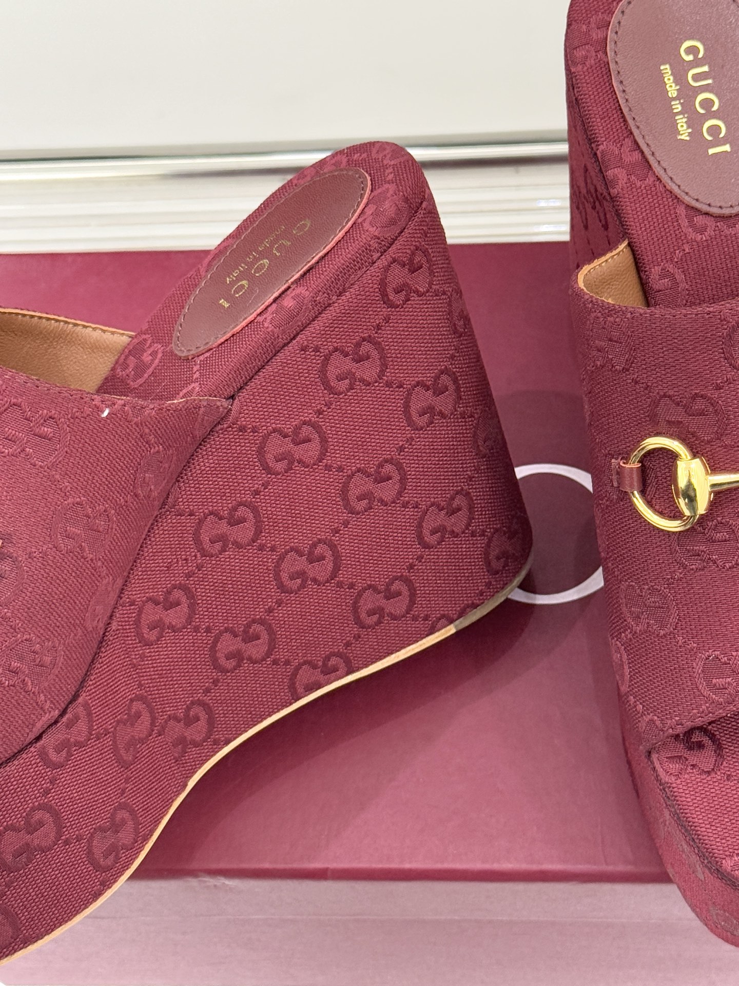 Gucci/古驰26WF新品马衔扣厚底坡跟鱼嘴拖鞋以马术基因碰撞夏日松弛感。标志性浅金马衔扣缀于鞋身复刻