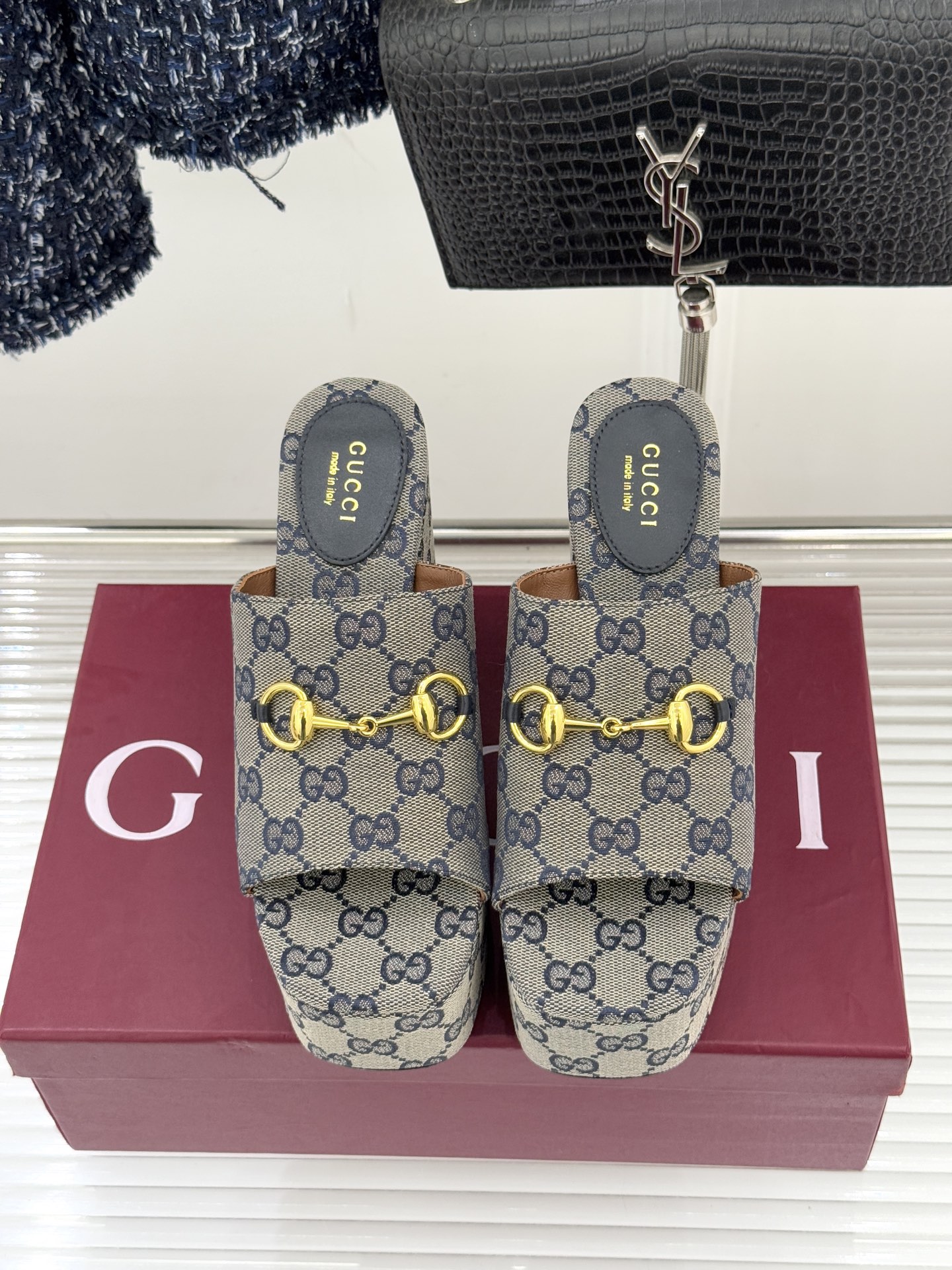 Gucci/古驰26WF新品马衔扣厚底坡跟鱼嘴拖鞋以马术基因碰撞夏日松弛感。标志性浅金马衔扣缀于鞋身复刻