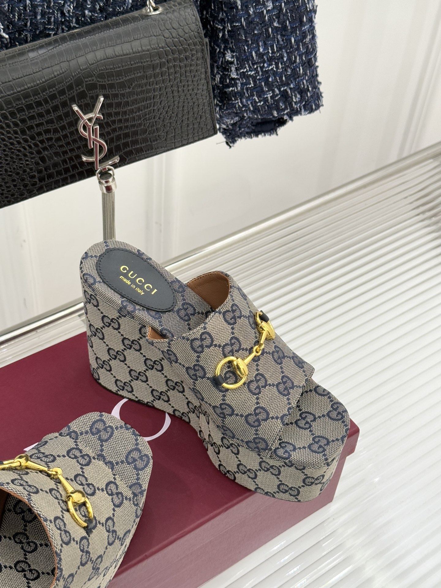 Gucci/古驰26WF新品马衔扣厚底坡跟鱼嘴拖鞋以马术基因碰撞夏日松弛感。标志性浅金马衔扣缀于鞋身复刻