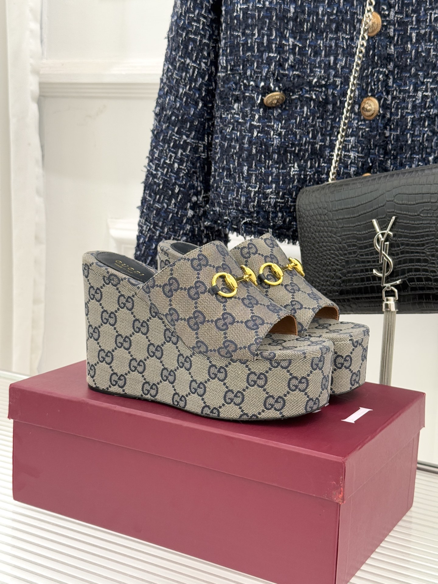 Gucci/古驰26WF新品马衔扣厚底坡跟鱼嘴拖鞋以马术基因碰撞夏日松弛感。标志性浅金马衔扣缀于鞋身复刻