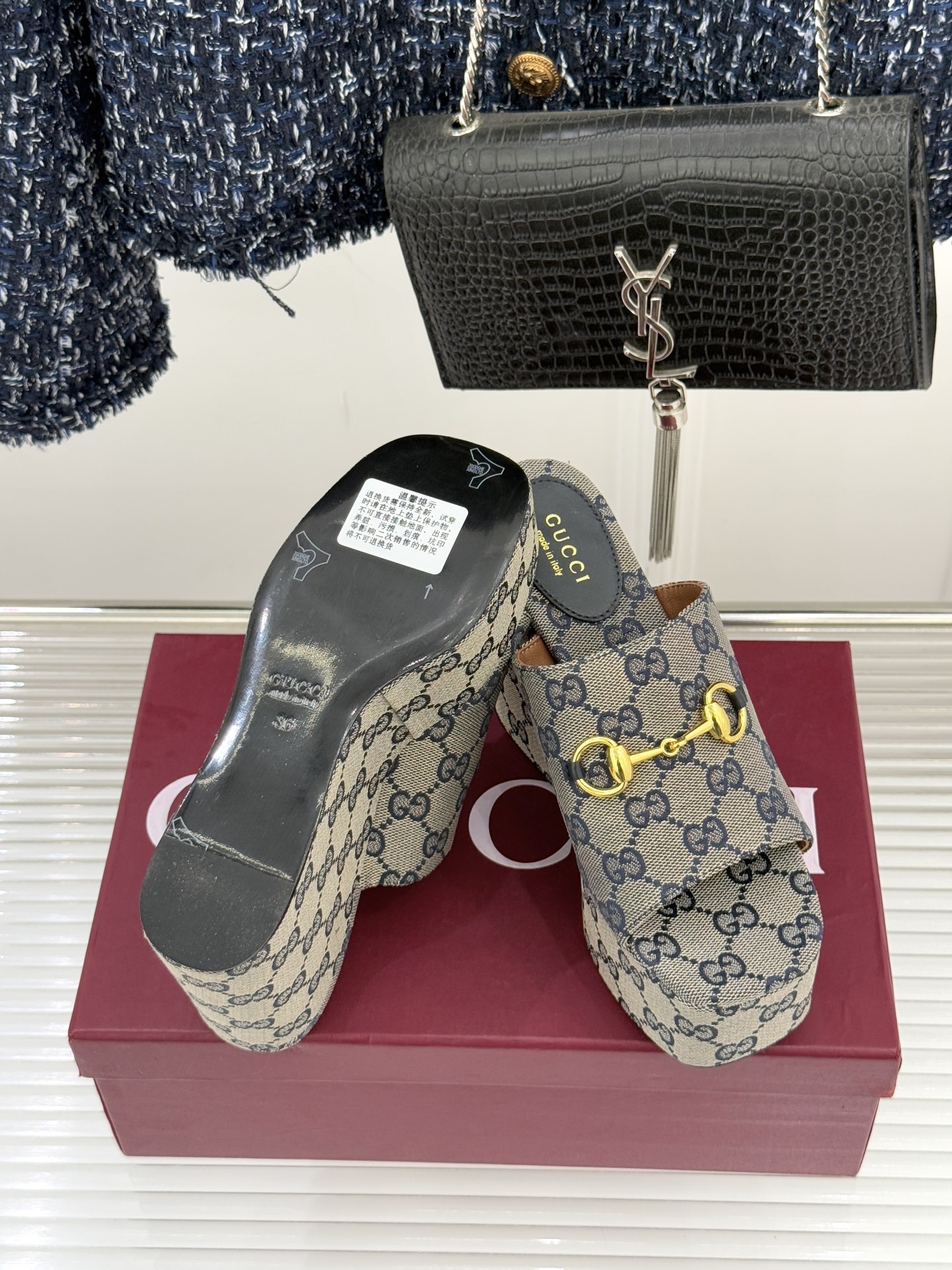 Gucci/古驰26WF新品马衔扣厚底坡跟鱼嘴拖鞋以马术基因碰撞夏日松弛感。标志性浅金马衔扣缀于鞋身复刻