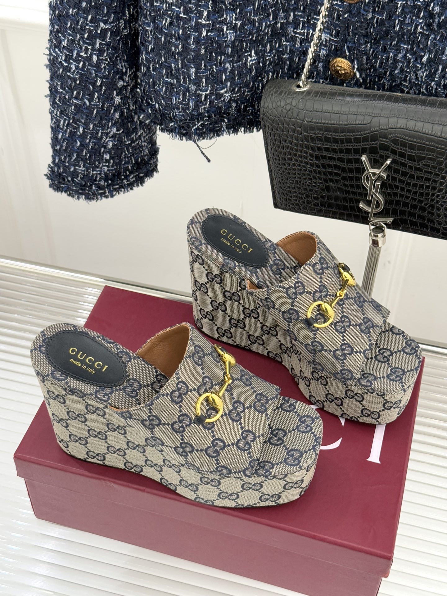 Gucci/古驰26WF新品马衔扣厚底坡跟鱼嘴拖鞋以马术基因碰撞夏日松弛感。标志性浅金马衔扣缀于鞋身复刻