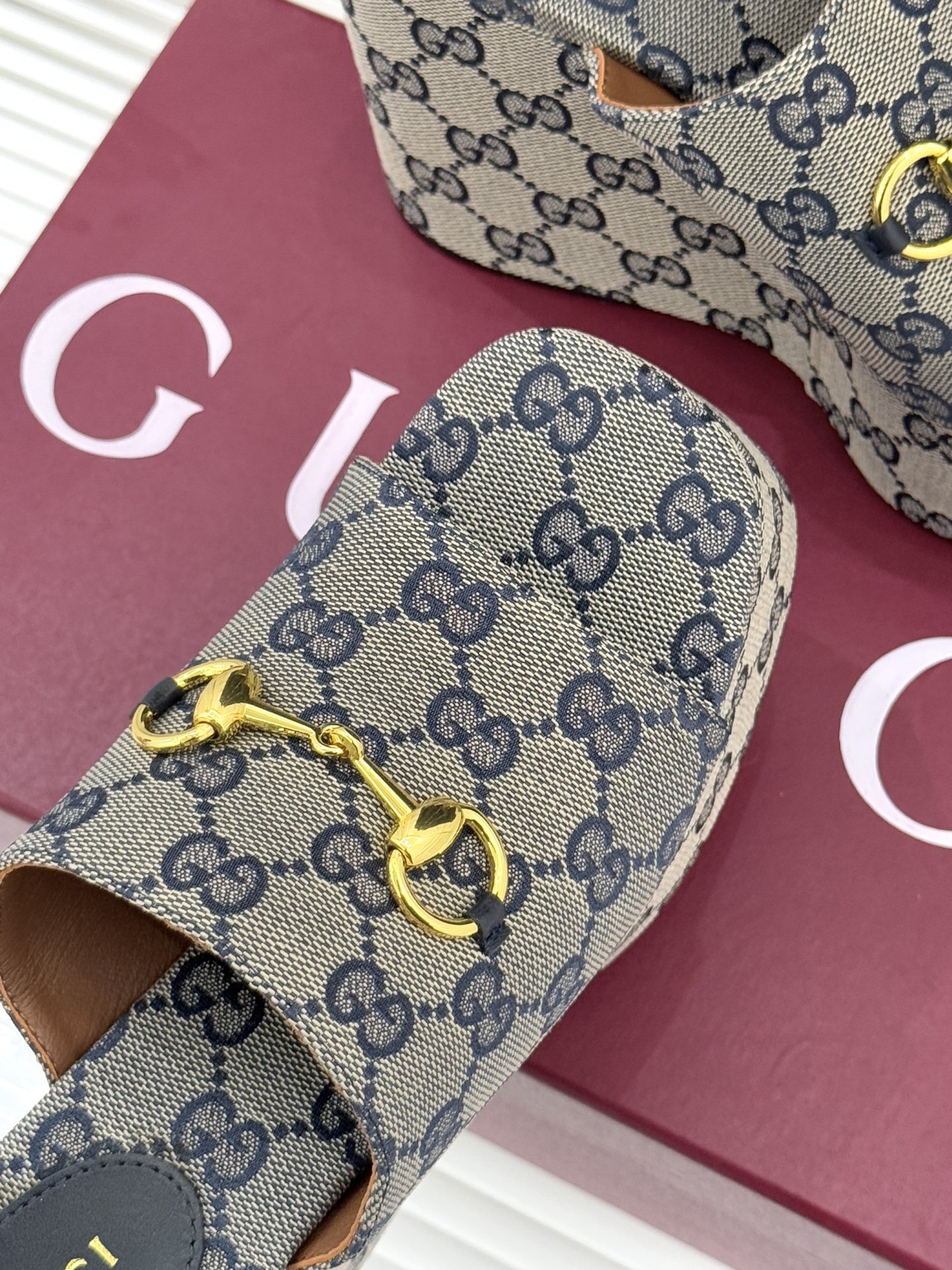 Gucci/古驰26WF新品马衔扣厚底坡跟鱼嘴拖鞋以马术基因碰撞夏日松弛感。标志性浅金马衔扣缀于鞋身复刻
