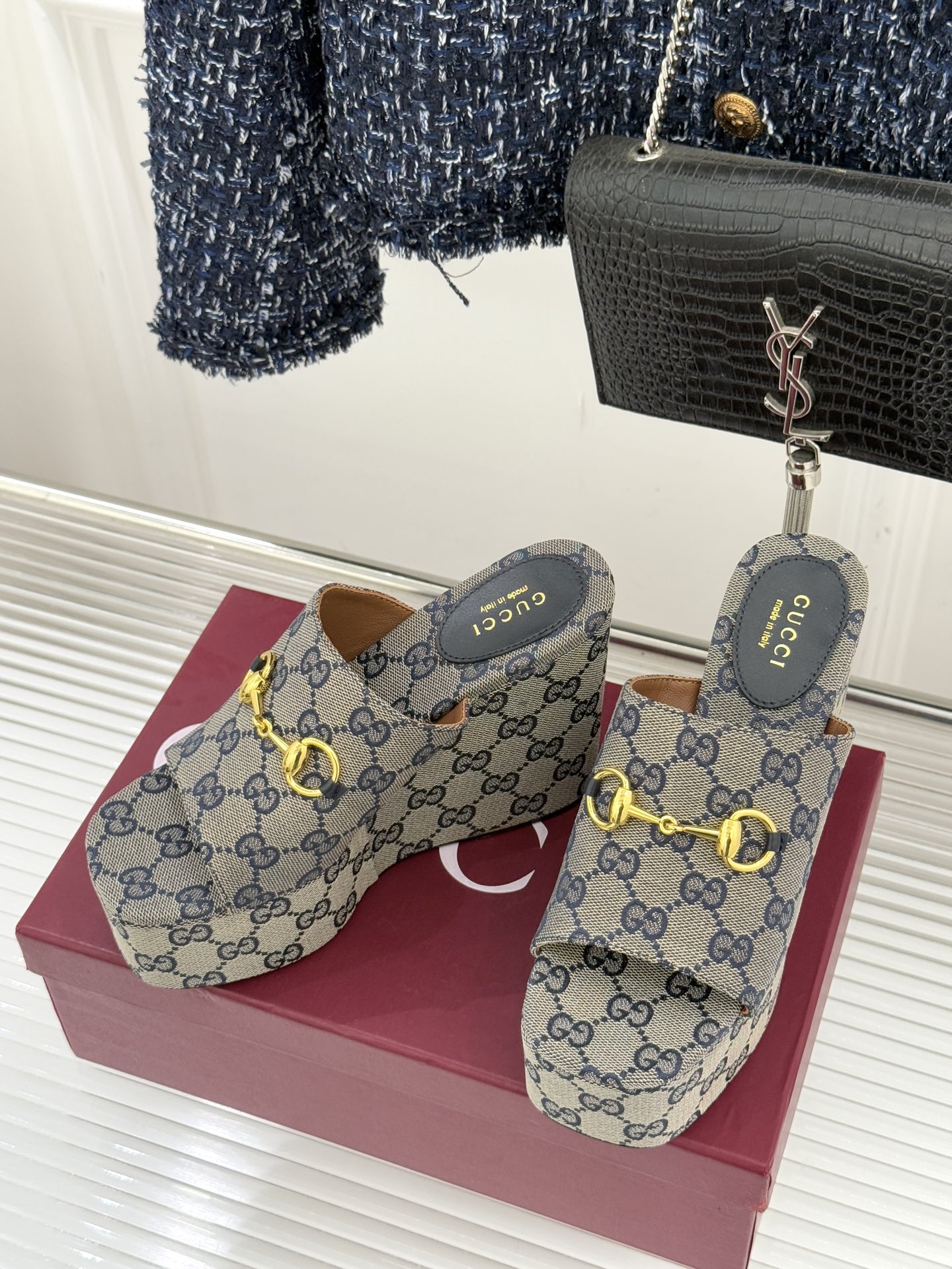 Gucci/古驰26WF新品马衔扣厚底坡跟鱼嘴拖鞋以马术基因碰撞夏日松弛感。标志性浅金马衔扣缀于鞋身复刻